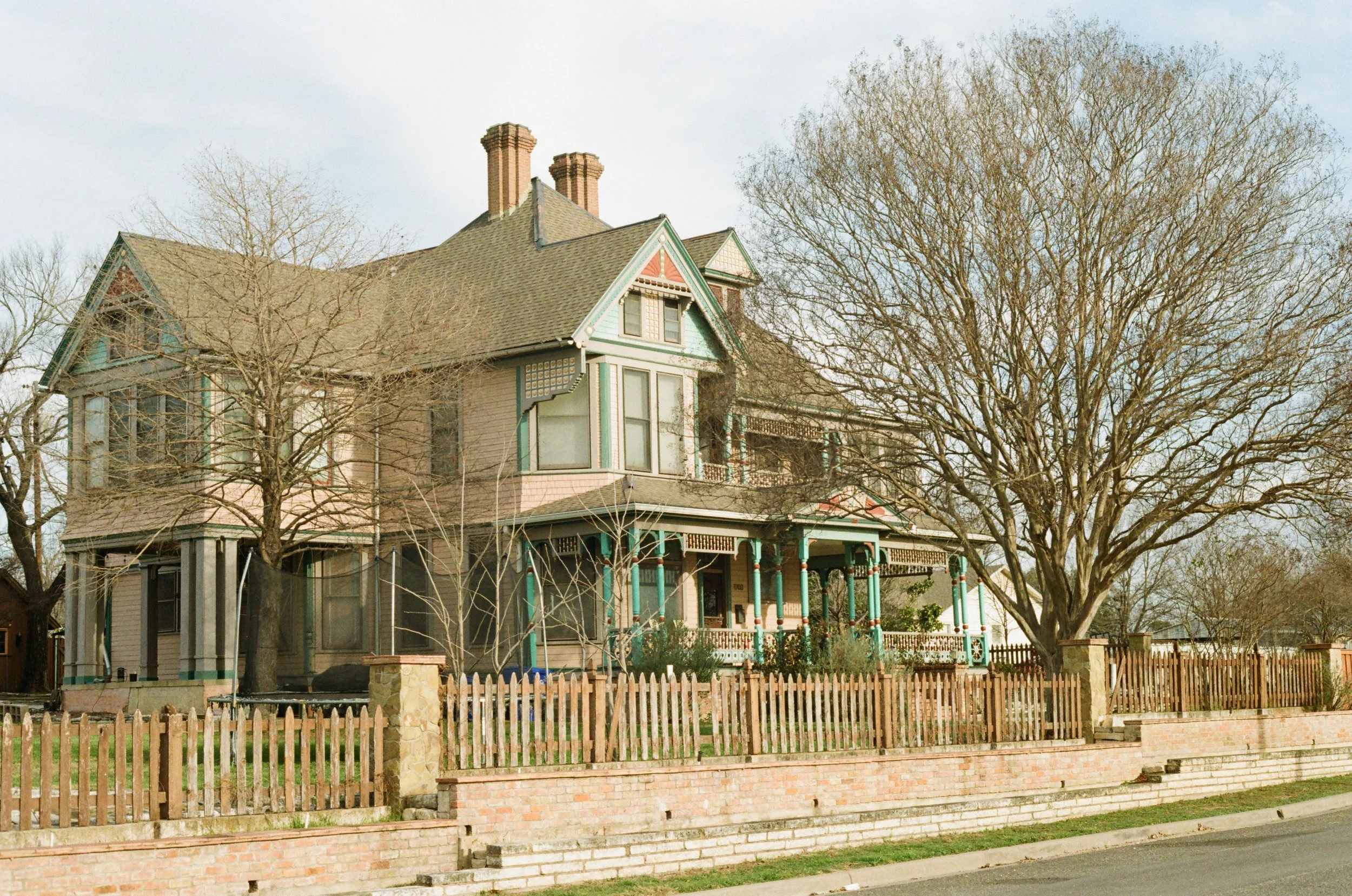 A picture of a historical home in Waco Texas.