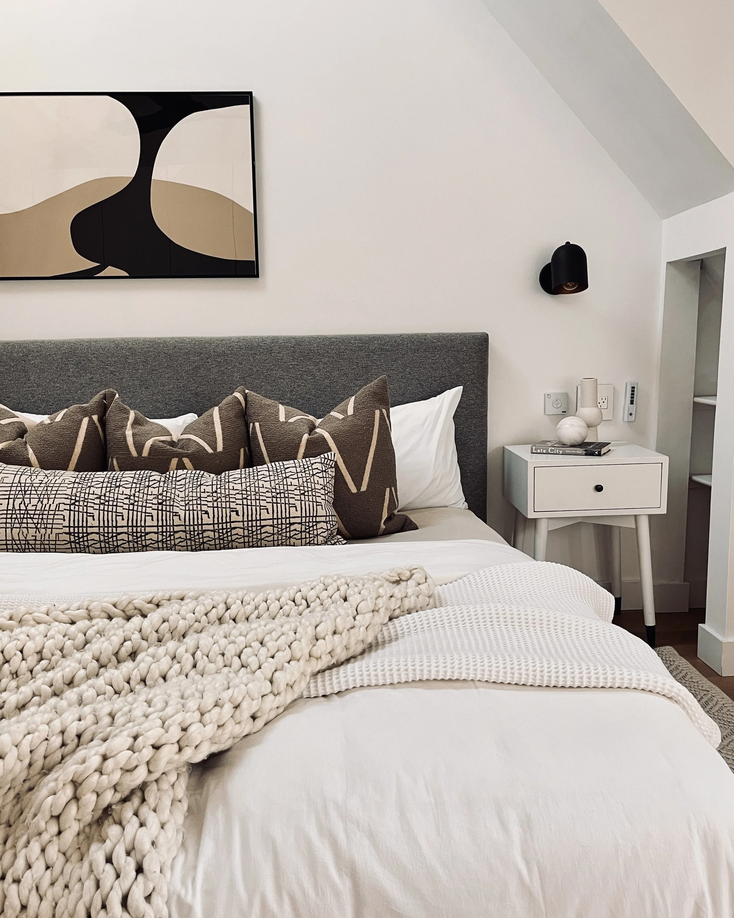 larchmount-premium-bedroom-primary-chunkythrow.jpg