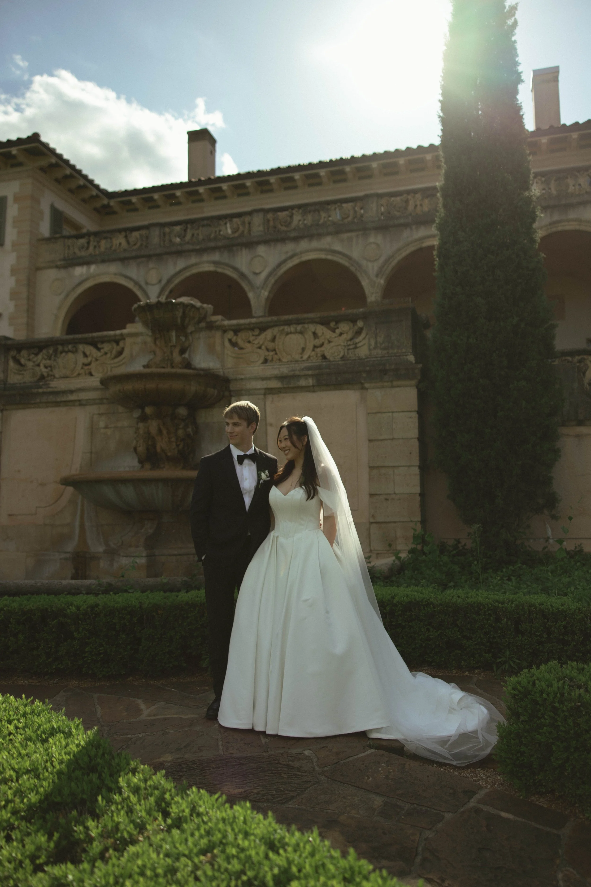 Tulsa Oklahoma wedding photographer capturing a romantic wedding portrait at Philbrook Museum of Art