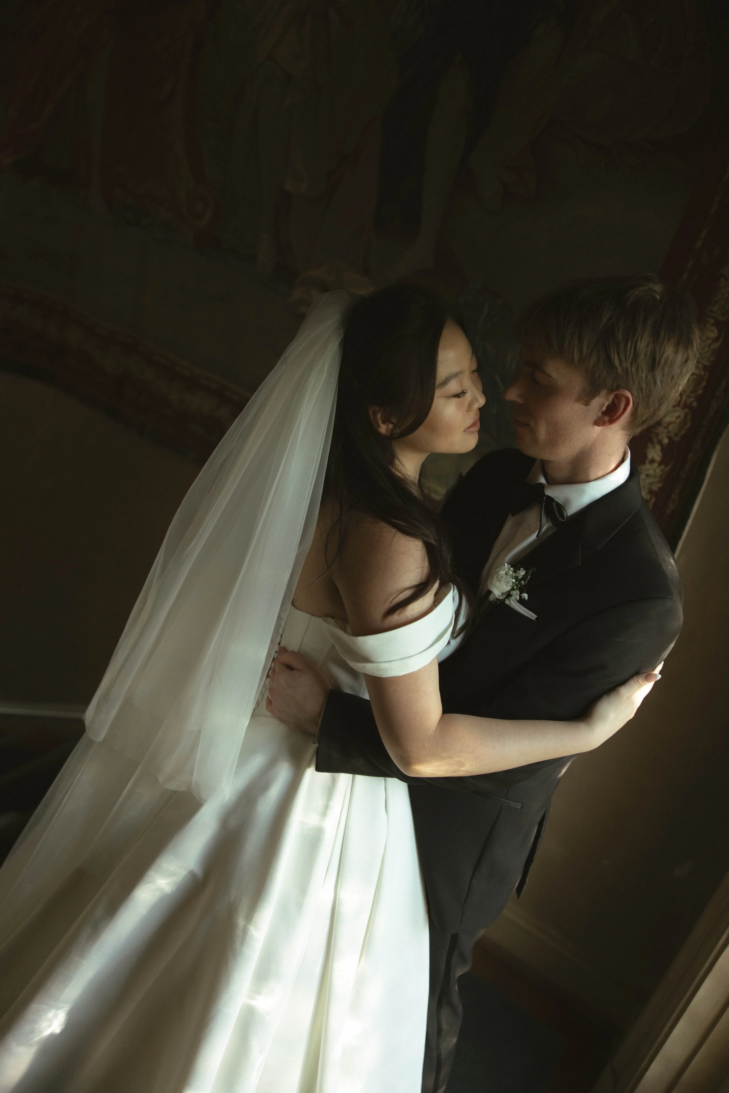 Tulsa Oklahoma wedding photographer photographing a wedding portrait at Philbrook Museum of Art in Tulsa