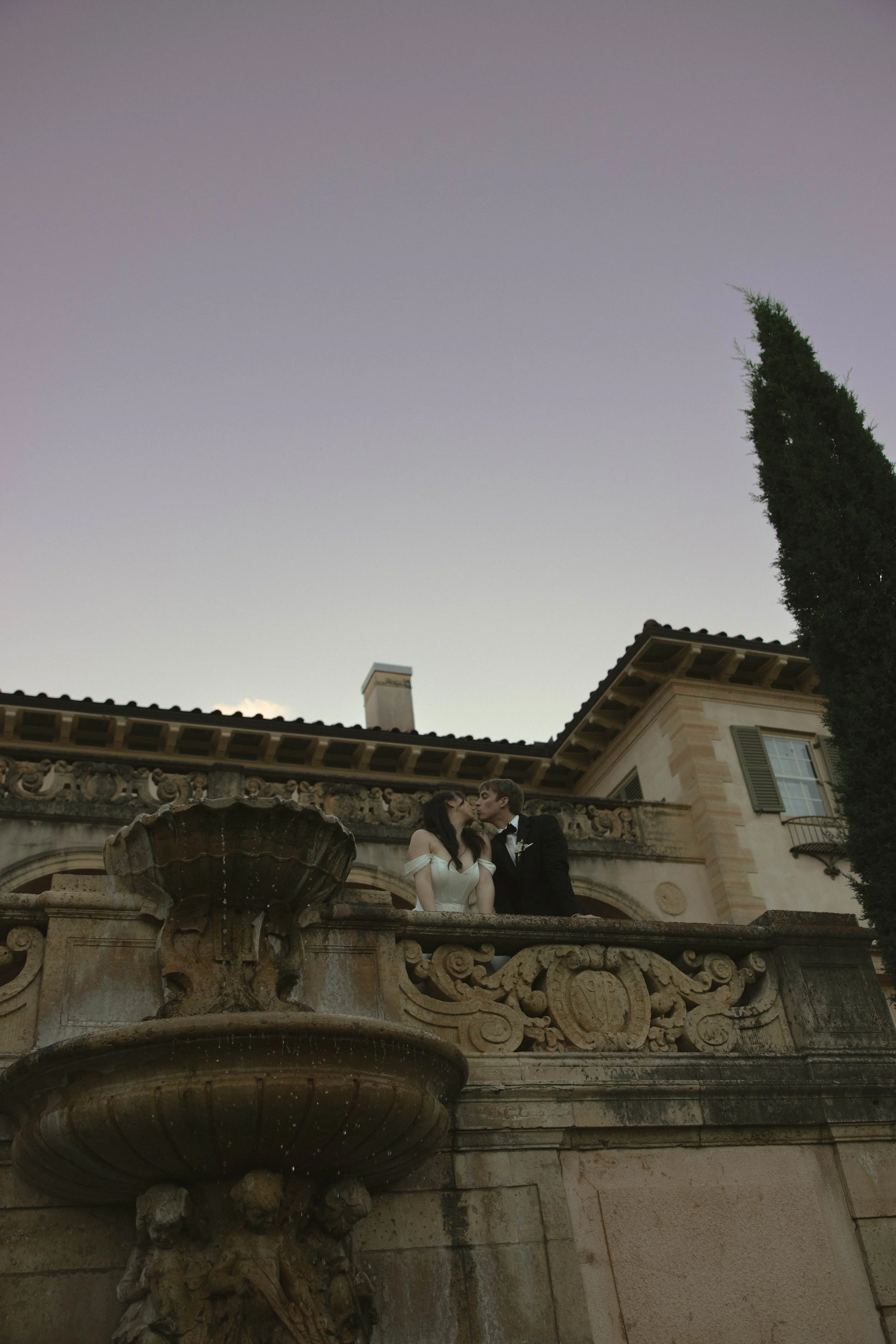 Tulsa Oklahoma wedding photographer capturing a bride and groom portrait at Philbrook Museum of Art