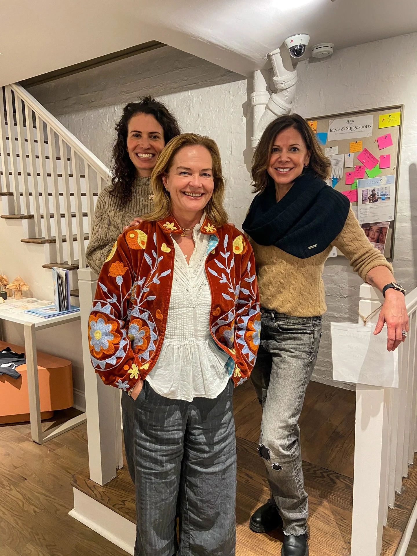 Last night at the FLOK Nest, we gathered with Claudia Mahler for an intimate salon diving into desire, language, and the often-unspoken truths of the female body. The room felt warm, honest, and deeply connected &mdash; a space where women could refl
