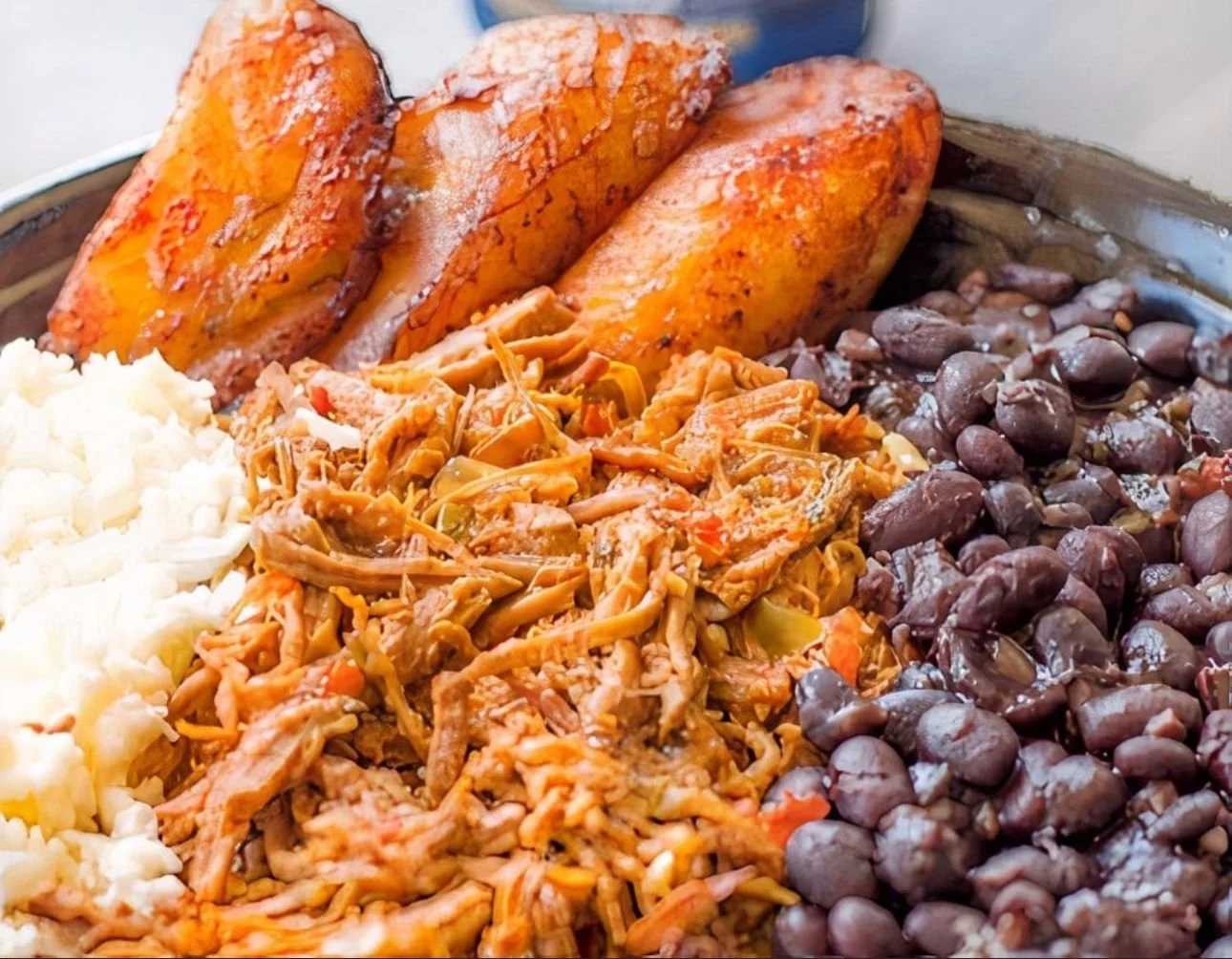 Fresh Venezuelan meals and frozen ready-to-heat dishes, including shredded beef, rice, and black beans. Available locally in Miami and shipped nationwide.