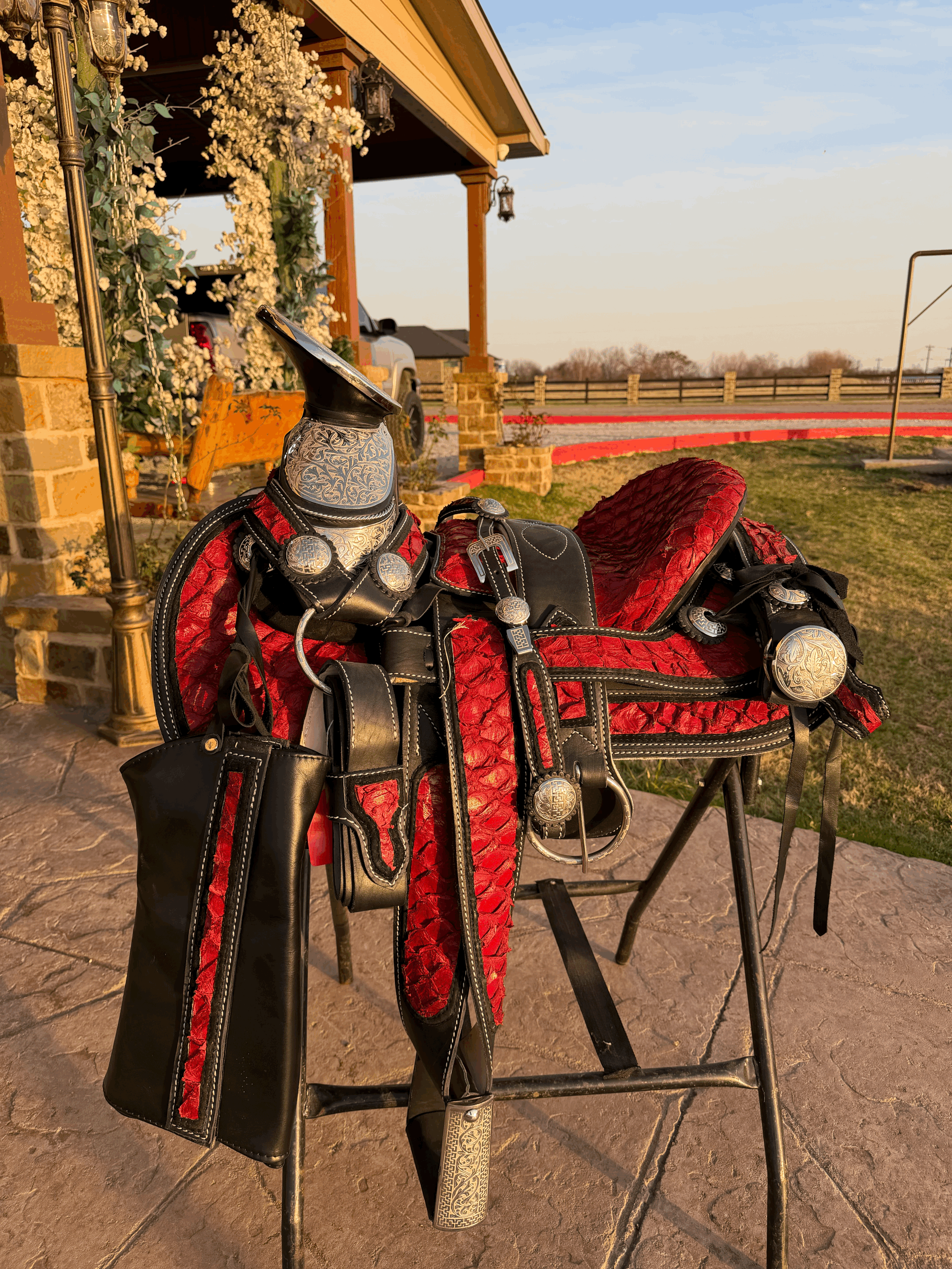 Montura Imperial Negra/Roja Exótica No.010