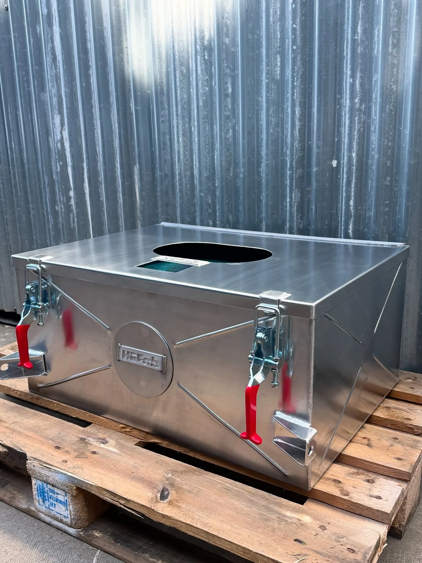 Fuel cell enclosure fabricated to house an @atlfuelcells bladder tank to be fitted to an Austin Healey 3000 MK2 endurance racer ahead of the upcoming season. 

Designed with quick release over centre catches for easy and hassle free inspection and ma