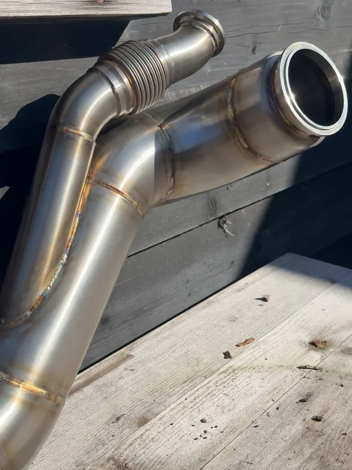 Huge 4&rdquo; downpipe with external wastegate recirculation for a 600hp X-Shift Sequential equipped GR Yaris. 

Treated to the best @thermo_met heat shielding before installation ready to get straight back out there! 
-
#hrfab 
-
#customcar #classic