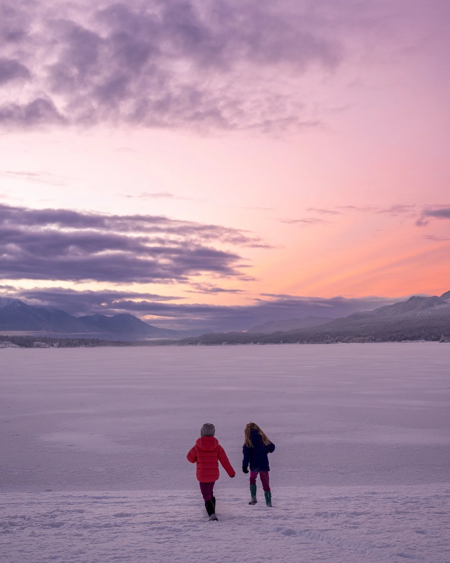 Throwback to one of the most beautiful sunrises I&rsquo;ve seen in the Columbia Valley.  The girls and I bundled up to go watch at Kinsmen Beach, and then we made our way into town for a warm cup of hot chocolate. 

#invermere #invermereonthelake #tr