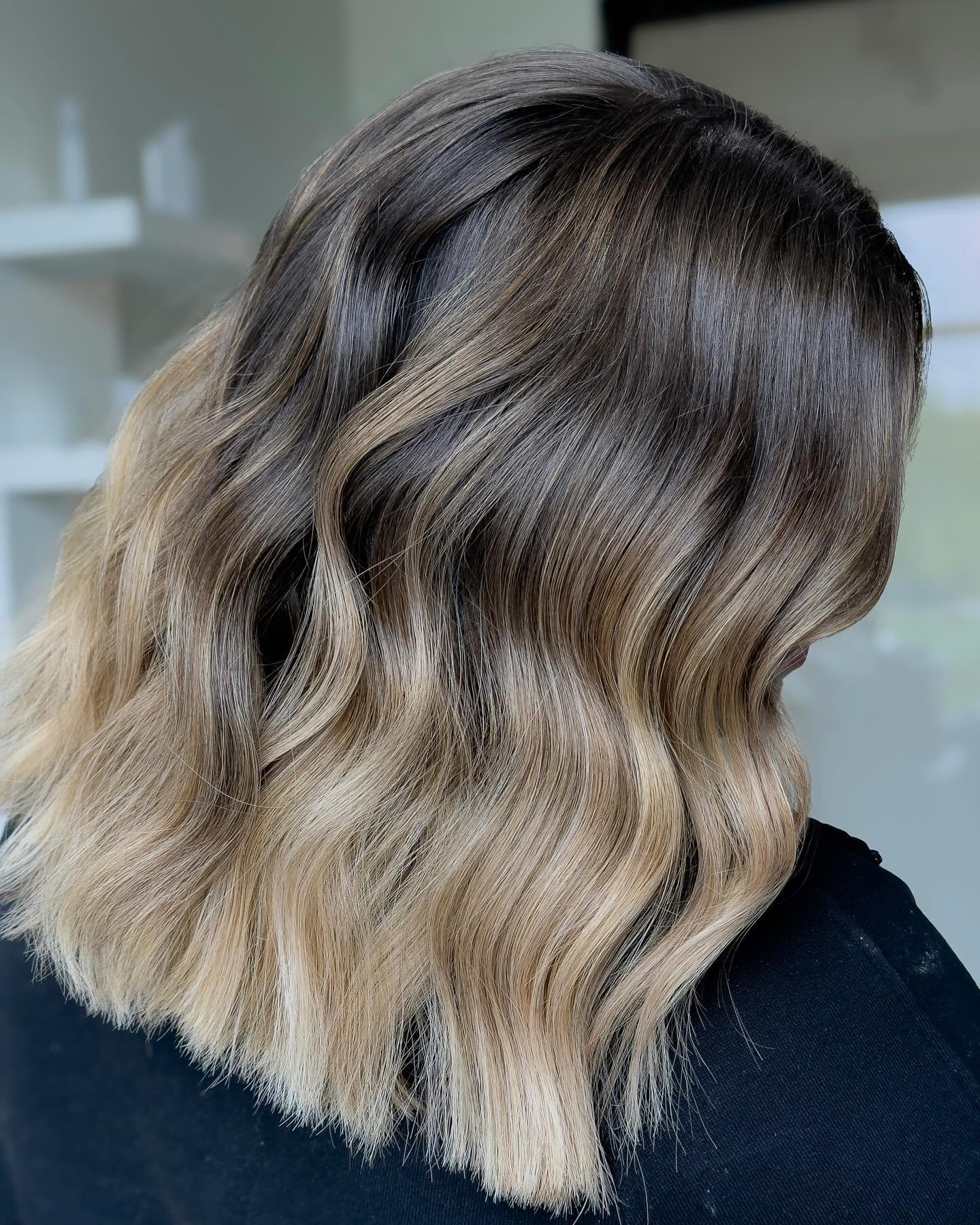 Are you dreaming of blonde hair but hate the high maintenance of highlights? 💭🤔
⠀⠀⠀⠀⠀⠀⠀⠀⠀
Let me unlock the secret of lived in color.  Lived in color gives you a soft, beautiful, and effortless beautiful look with minimal upkeep. Whether you are a 
