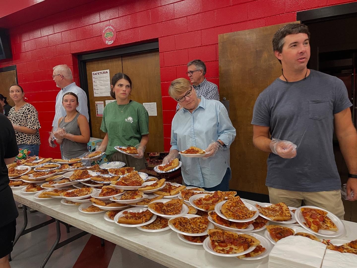 We had an amazing time serving dinner (85 pizzas) to the Lee County Marching Band! ๐