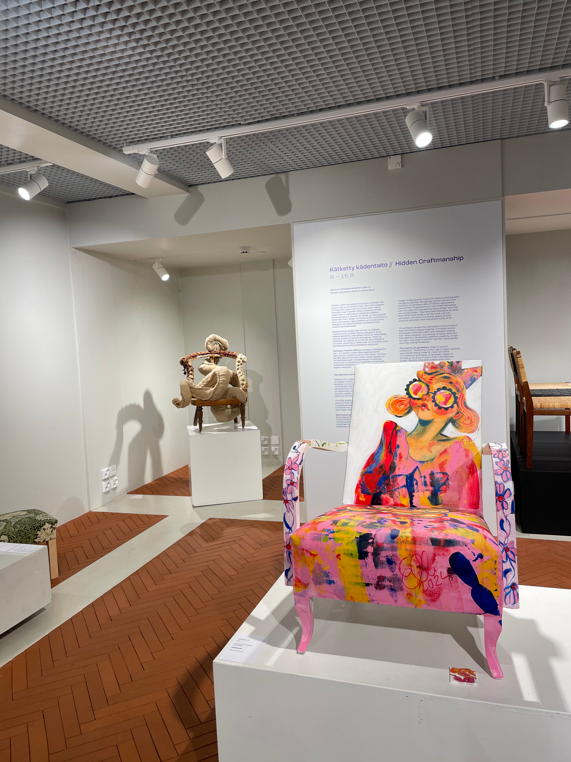 Taiteilija Elli Maanpään toteuttama taideteos näyttelyssämme.
Pohjana toimi hyvin yleinen kevytnojatuoli jonka pohjamaalasin valmiiksi. Ellin kanssa oli ilo tehdä yhteistyötä!