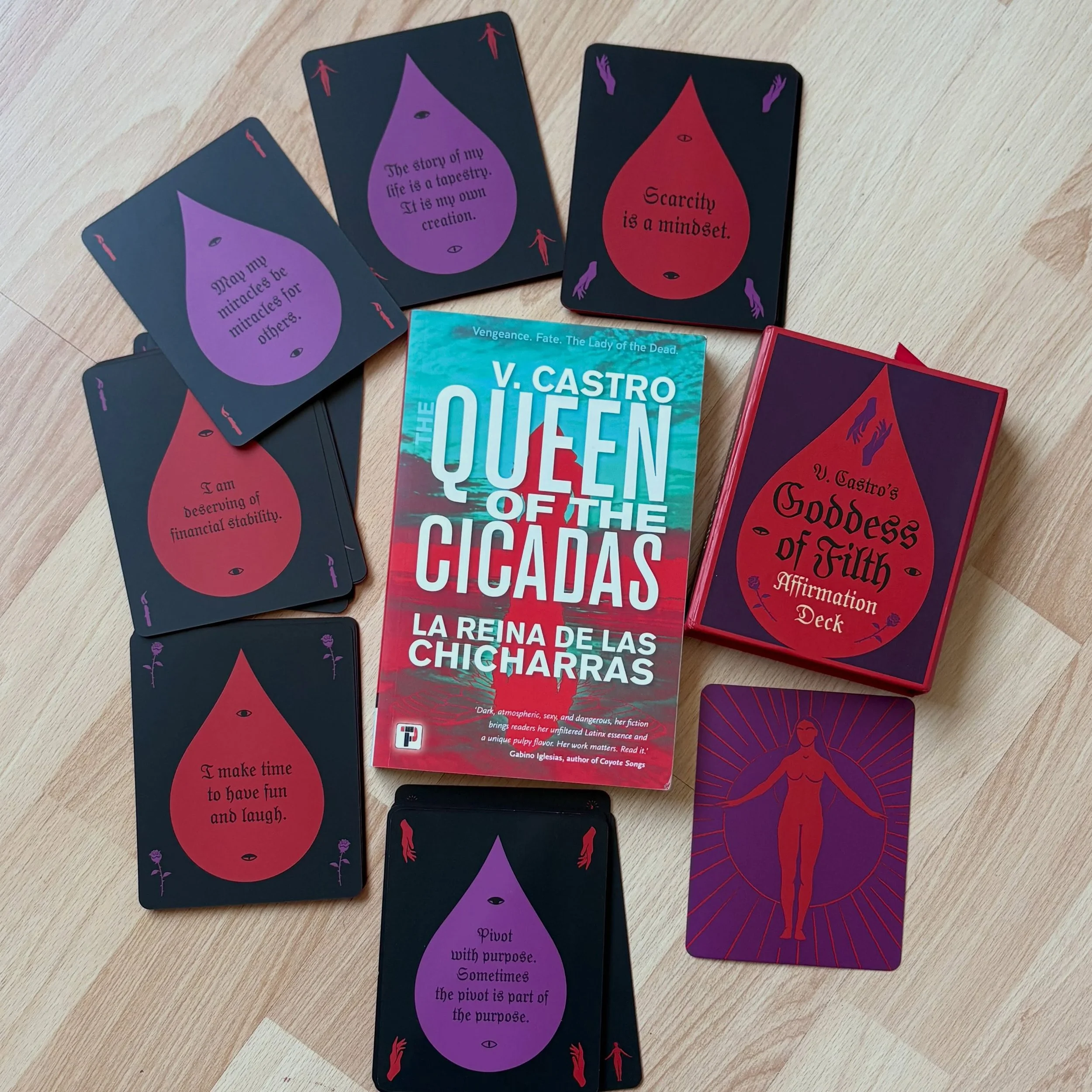 The affirmation deck by @vlatinalondon finally made its way to me!!!!!!! It&rsquo;s gorgeous and has inspired me to keep going in these last few rough days. 

@creaturepublishing&rsquo;s deck is of great quality, and beautifully designed. 

I first f
