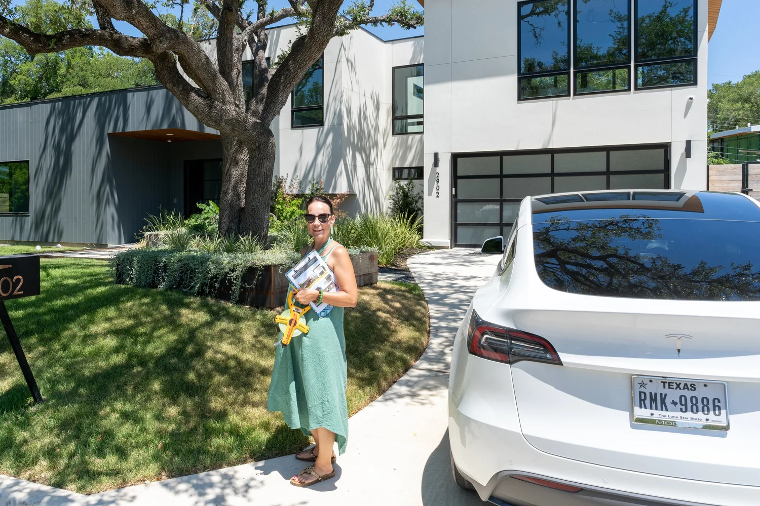 Diana Roberts arriving at a home for an appraisal inspection
