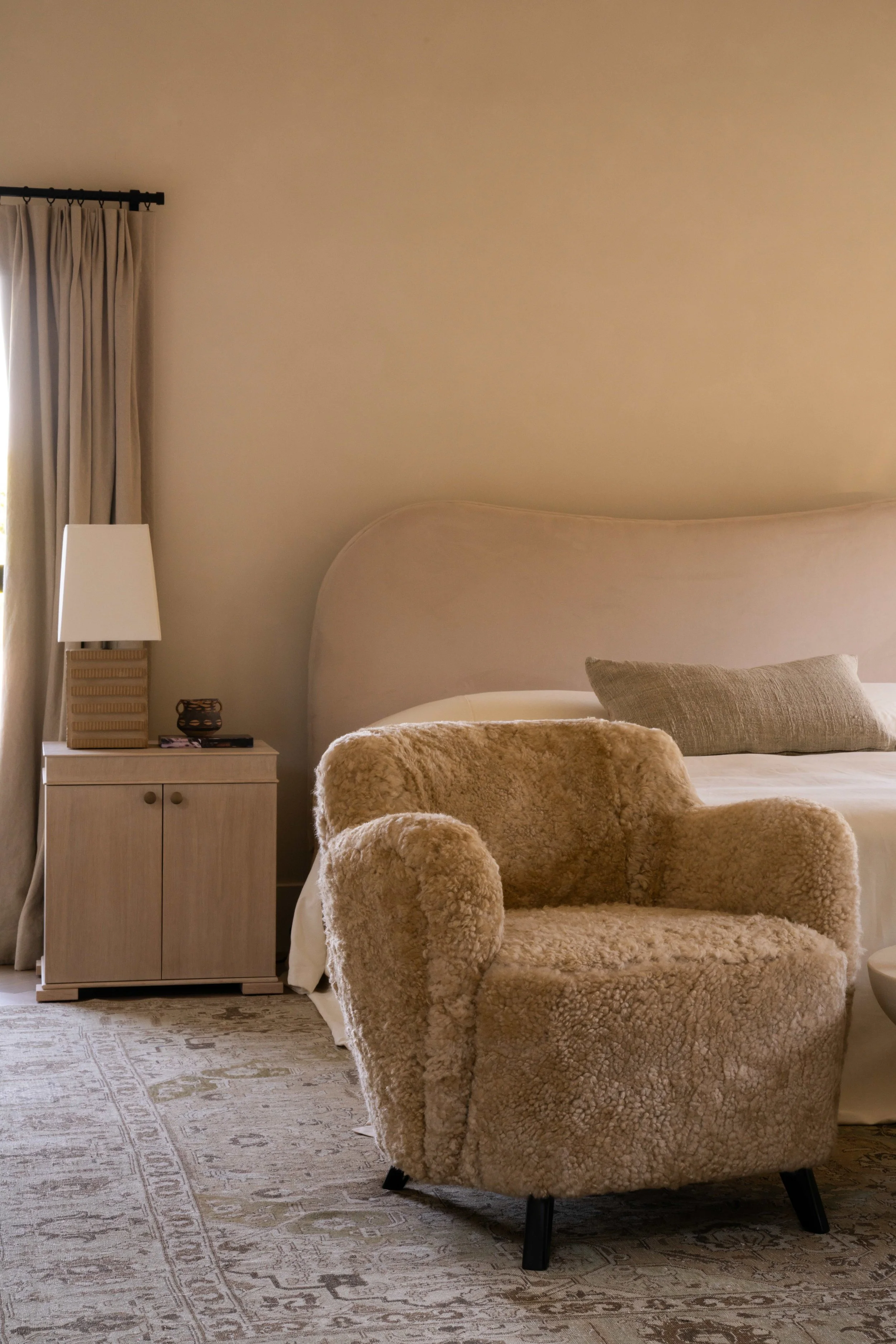 PAIR OF VLADIMIR KAGAN CHAIRS IN SHEARLING<br><em>|Studio OSKLO - Collection - Antiques</em>