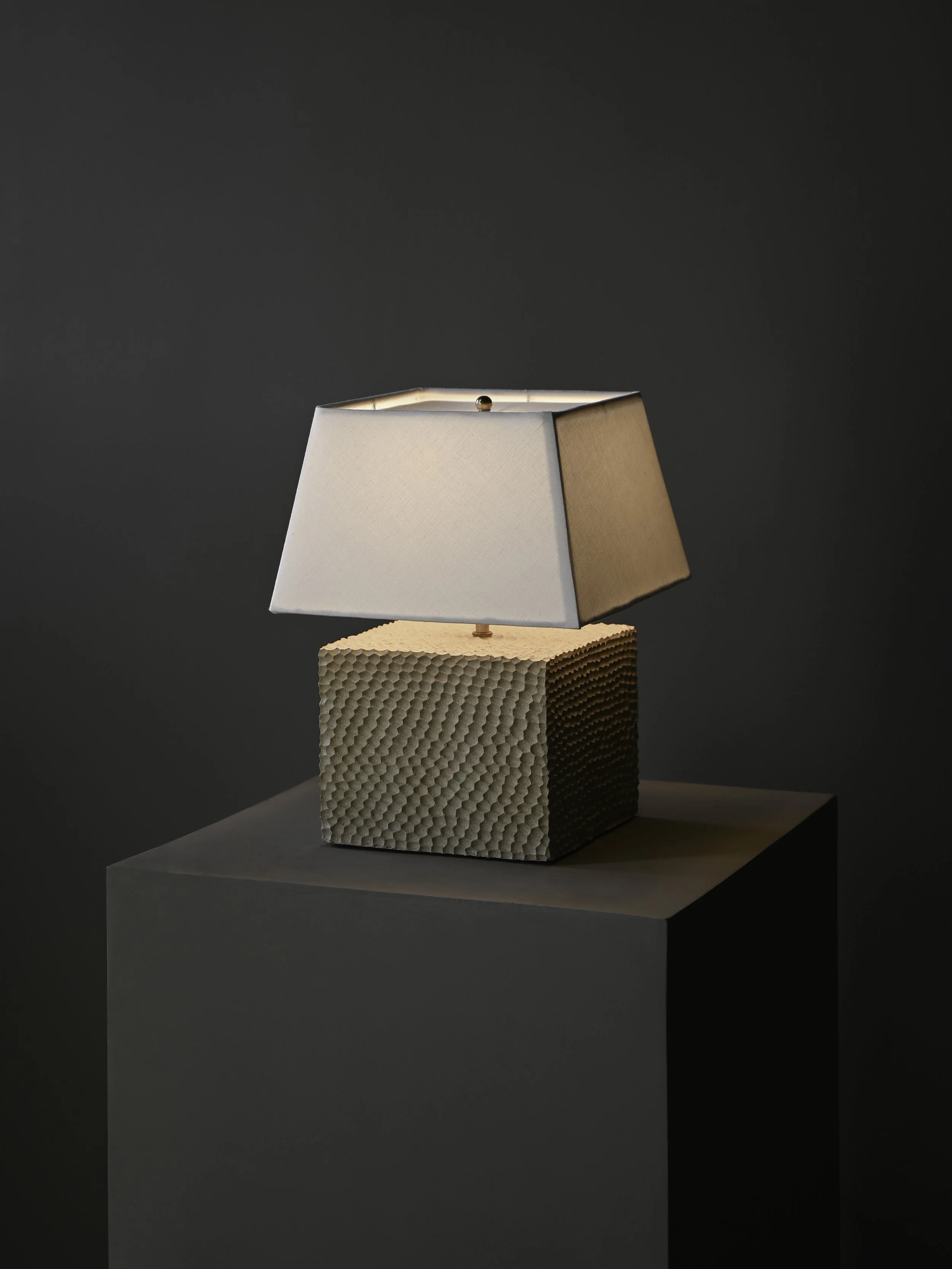 StudioOsklo_10:24_ceramiclamp_4.jpg