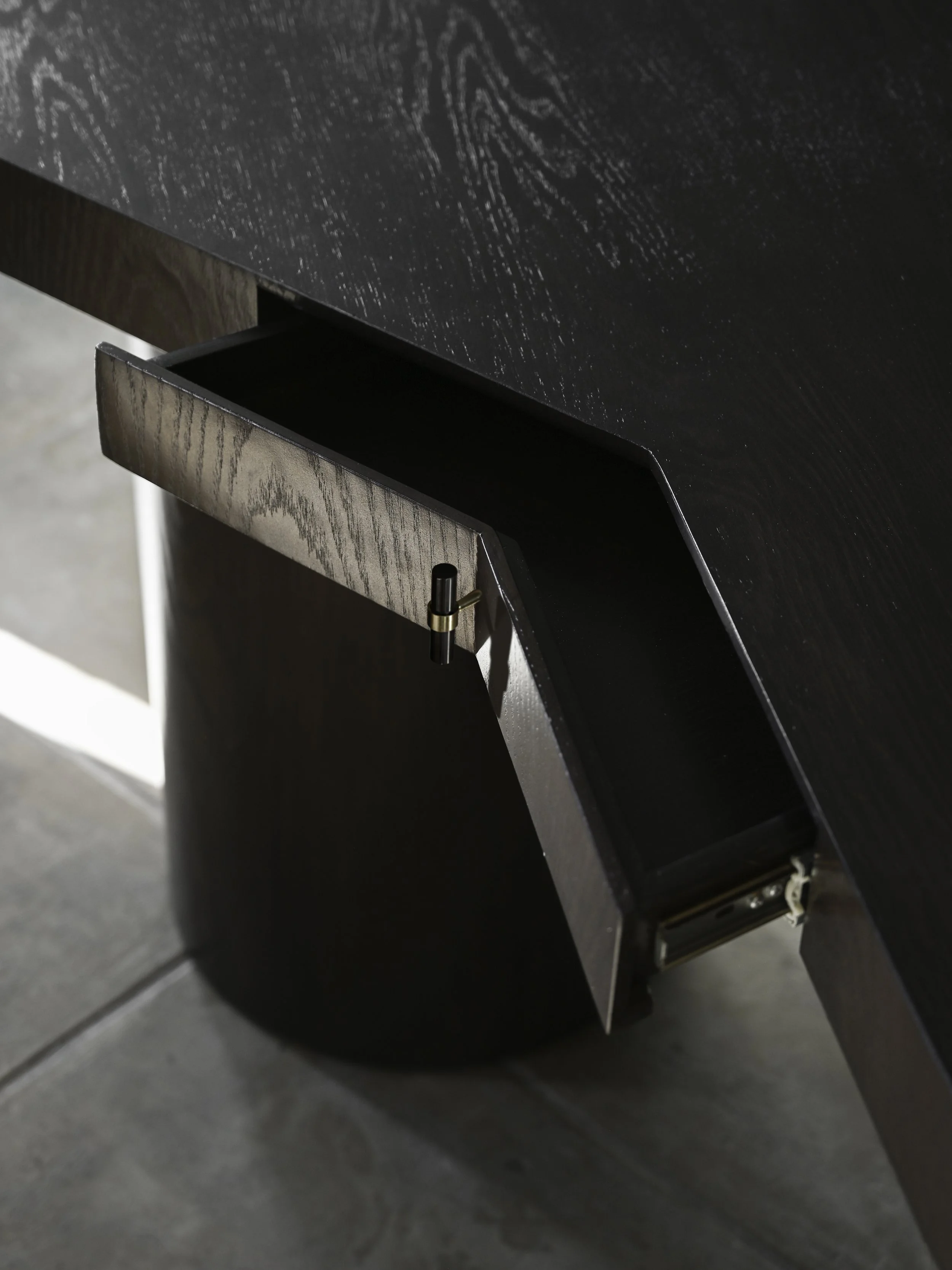 StudioOsklo_10:17_Desk1_3_1.jpg