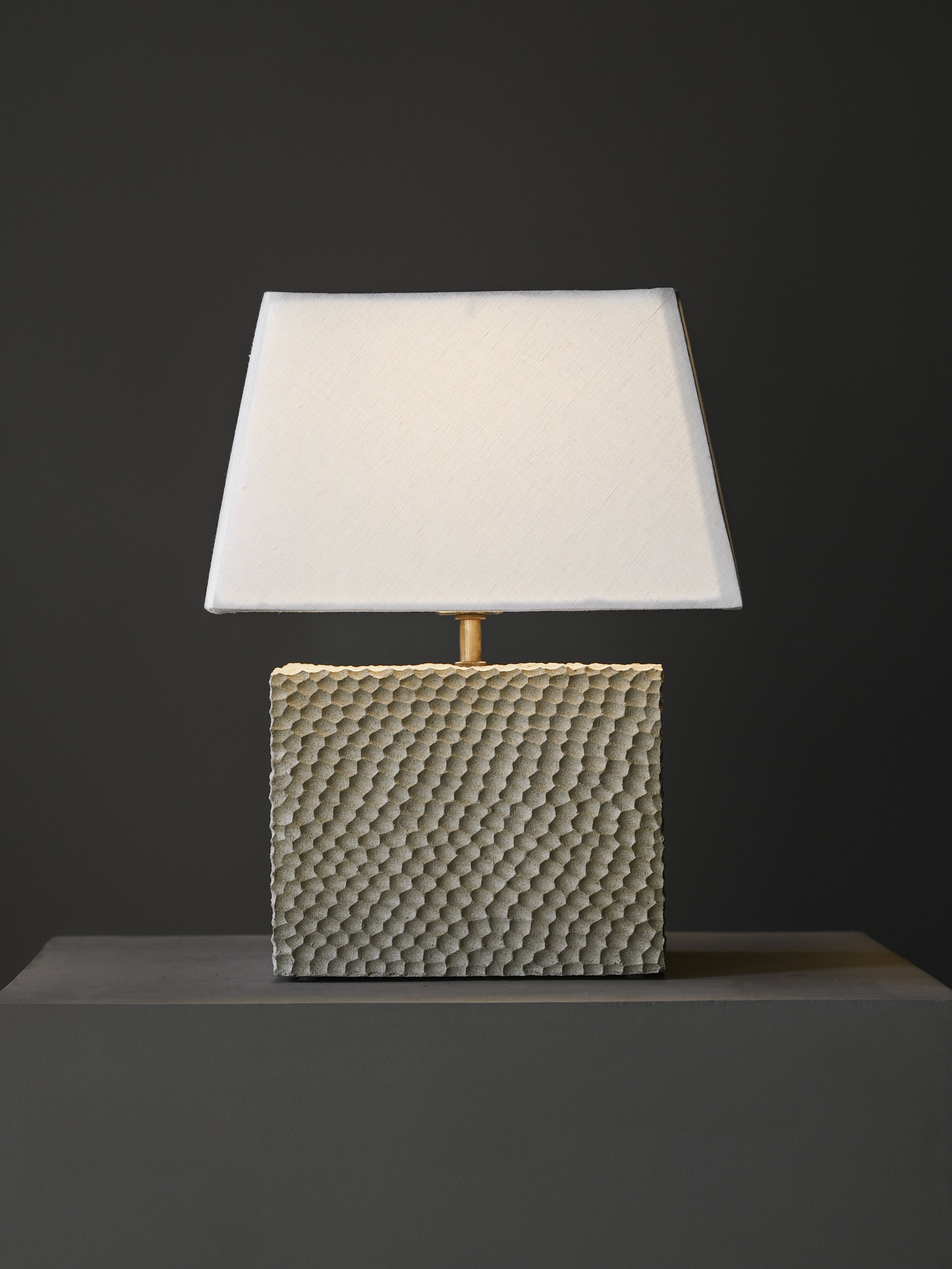 StudioOsklo_10:24_ceramiclamp_3.jpg