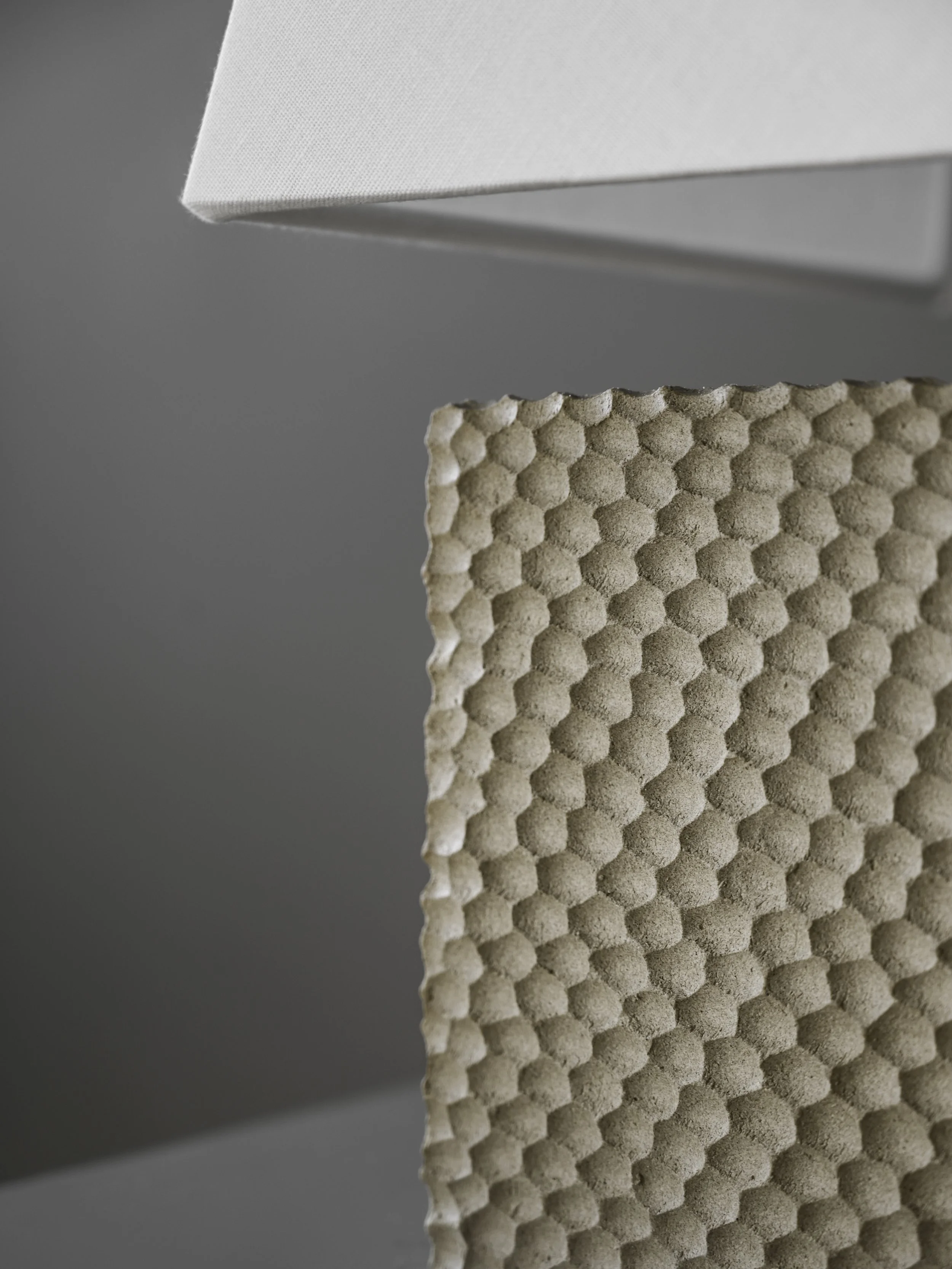 StudioOsklo_10:24_ceramiclamp_2.jpg