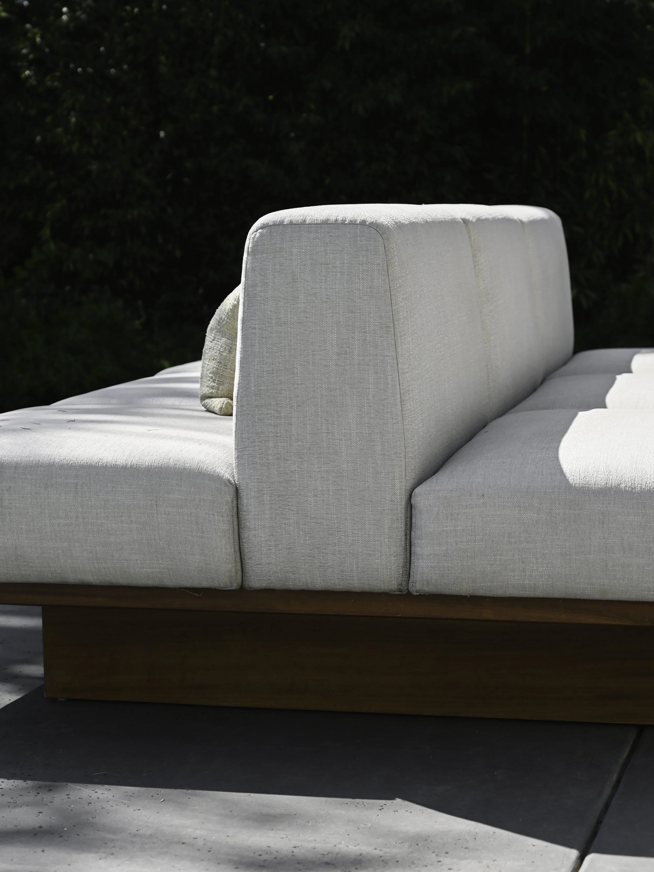 StudioOsklo_4:6:26_LomaVista_outdoorcouch1_1.jpg
