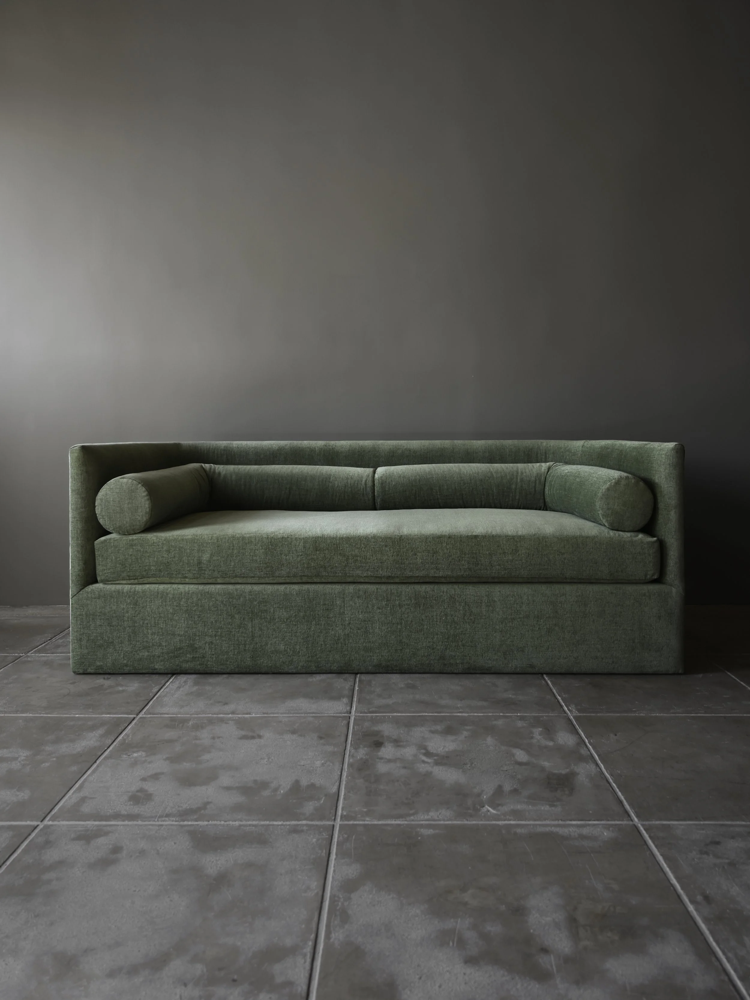 StudioOsklo_10:24_sofa1_1.jpg