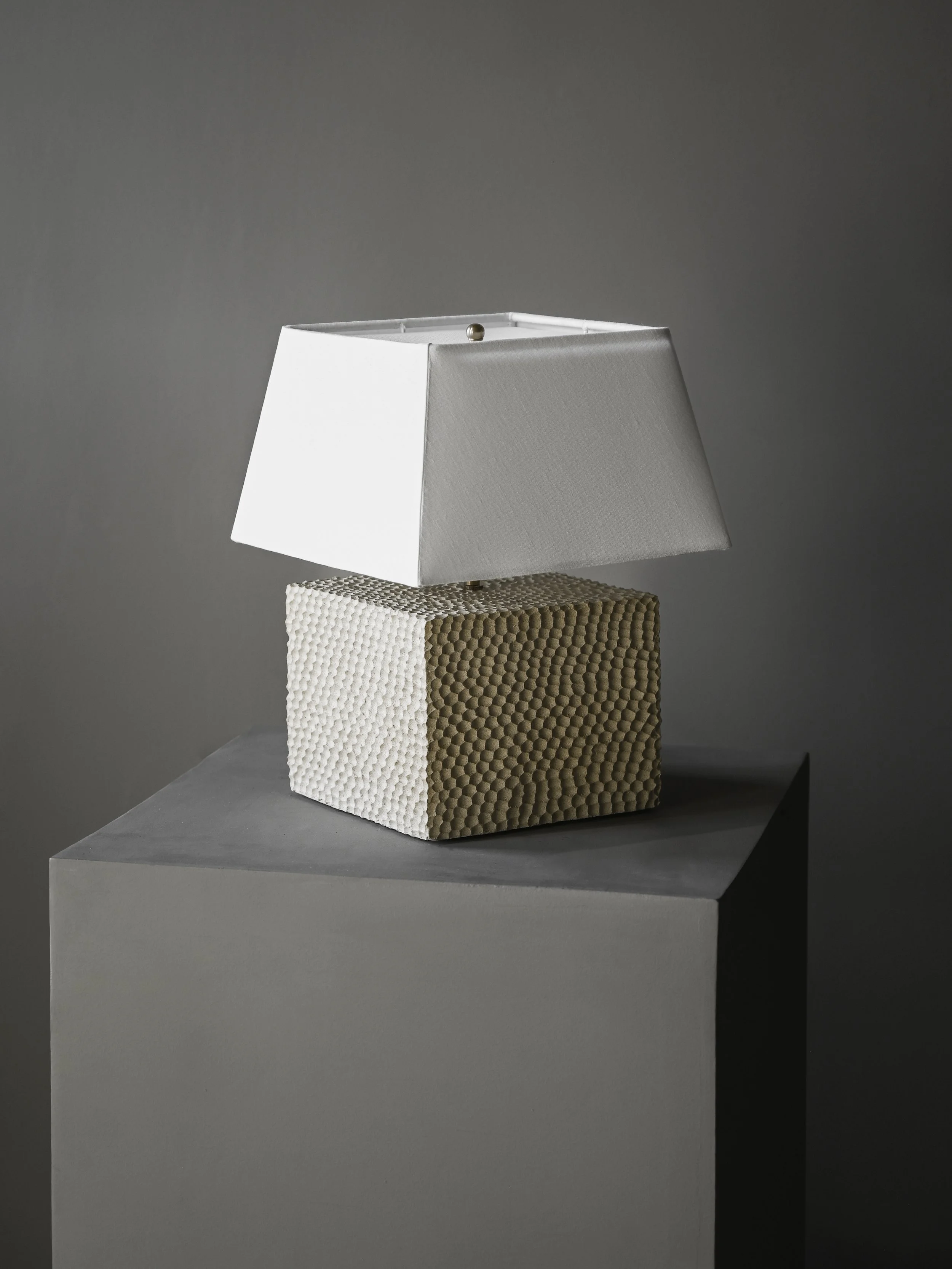 StudioOsklo_10:24_ceramiclamp_5.jpg