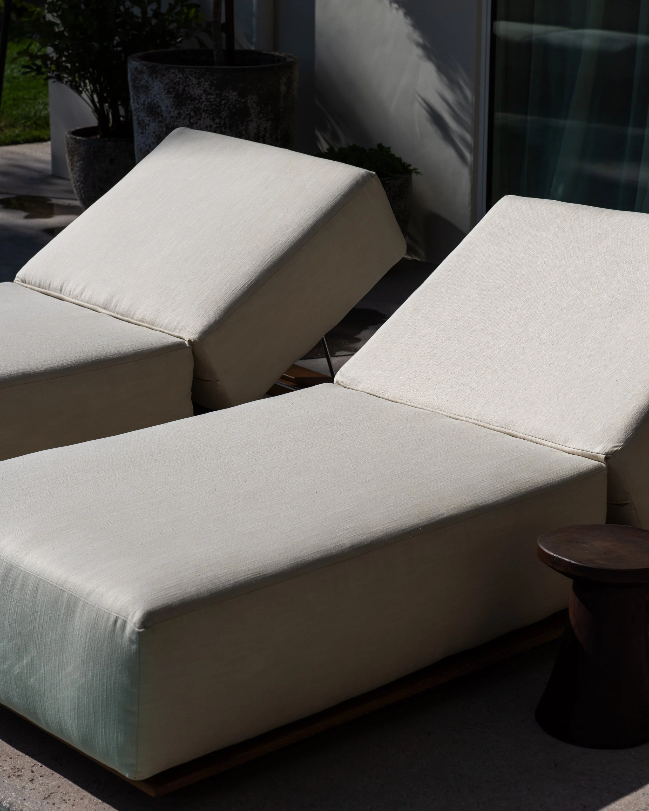 StudioOsklo_OskloOutdoorChaise_1.jpg