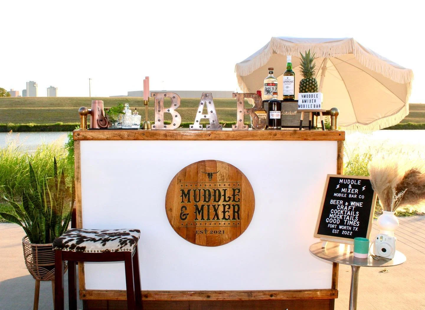 Introducing the first member of our mobile bar family, &ldquo;The Rustic Roller&rdquo; - Elevate your next event with our charming cocktail bar &amp; impeccable service. Where charm meets mobility, Muddle &amp; Mixer brings the party to you! 🍸✨ Let 