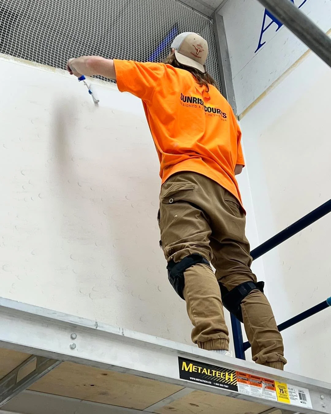 ✨Court glow-up in progress! The crews&rsquo;s been busy bringing this Squash court to life with a fresh coat of paint. Hard work, good vibes, and great teamwork gets the job done! 

Have a great Wednesday!😊

#SunriseCourts #SquashCourtBuilders #Pain