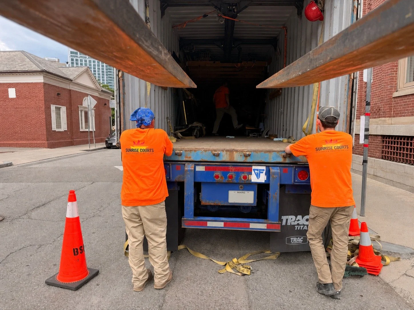 🚛🏆 From the shop floor to Symphony Hall.

Sunrise Courts is proud to be partnering with the legend, John Nimick, Squash Engine and the incredible team in Boston as we help transform iconic Symphony Hall into a world-class squash venue!

Our crew ha