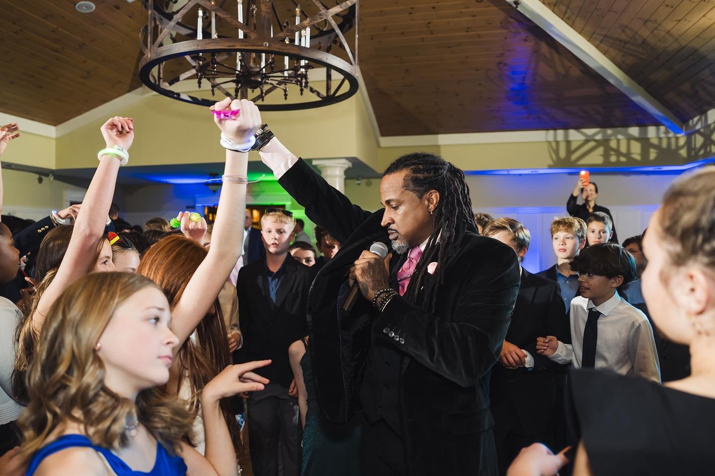 Siagel takes the mic &amp; brings the energy 🎤✨

MC Cedric, DJ Wes &amp; Dancer Angela kept guests on the dance floor all night long 🕺
&bull;
&bull;
&bull;
&bull;
&bull;
📸 photo: @26northstudios 
🪩 planner: @s.h.events