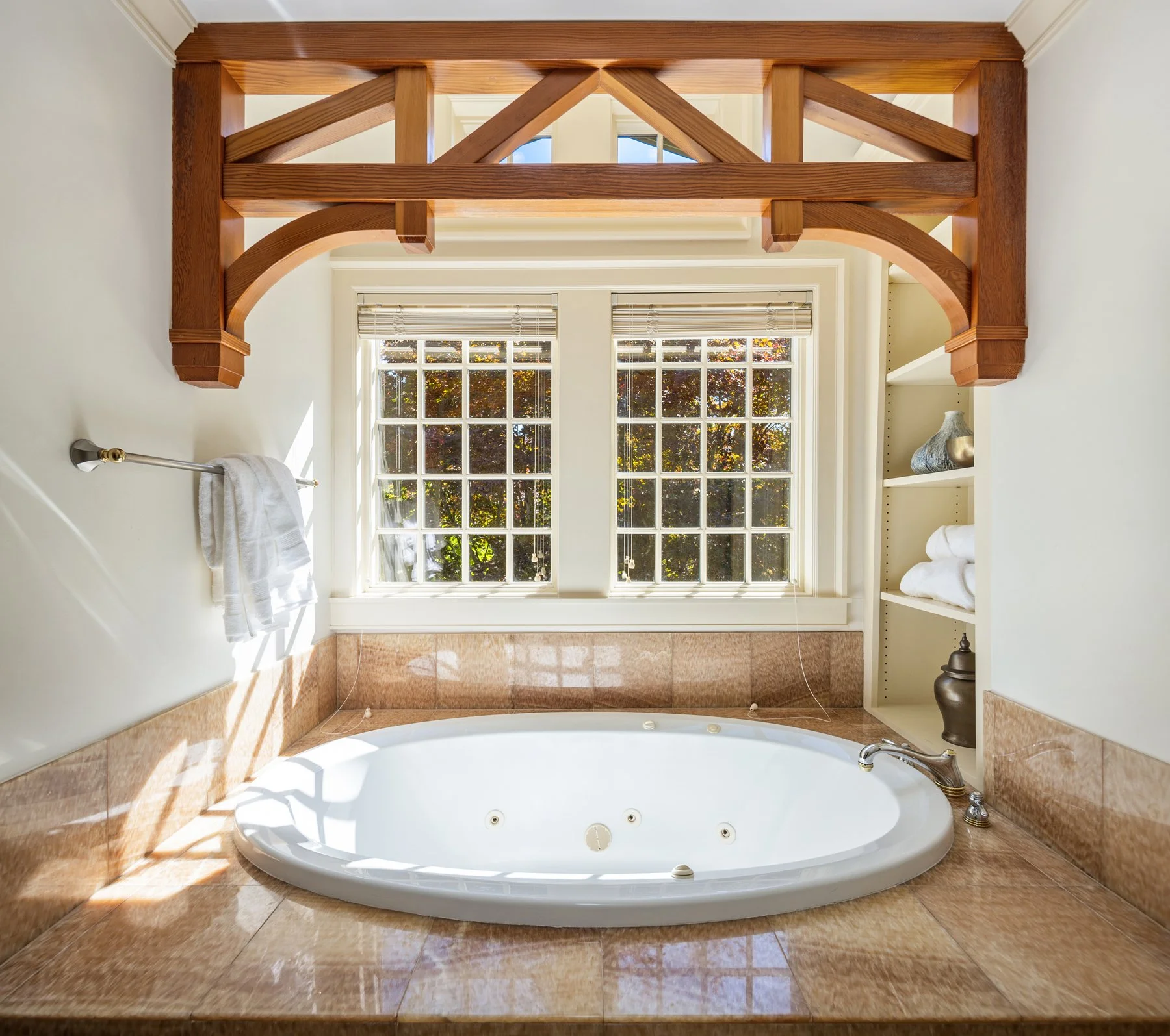 Framed soaking tub