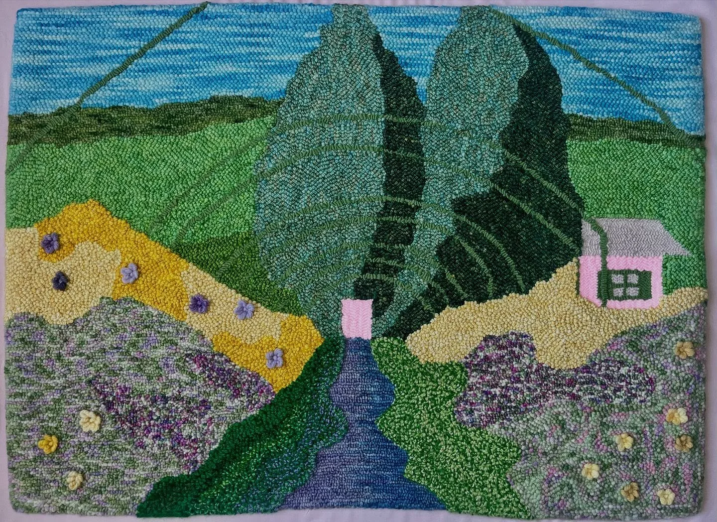 exciting news to kick off the new year&mdash;I&rsquo;m officially an Oxford Certified Instructor after graduating from @oxford.rugschool teacher&rsquo;s training! 🥳🎓🧶

My 2&rsquo;x3&rsquo; certification rug, &ldquo;Claude and Nancy&rsquo;s Garden,