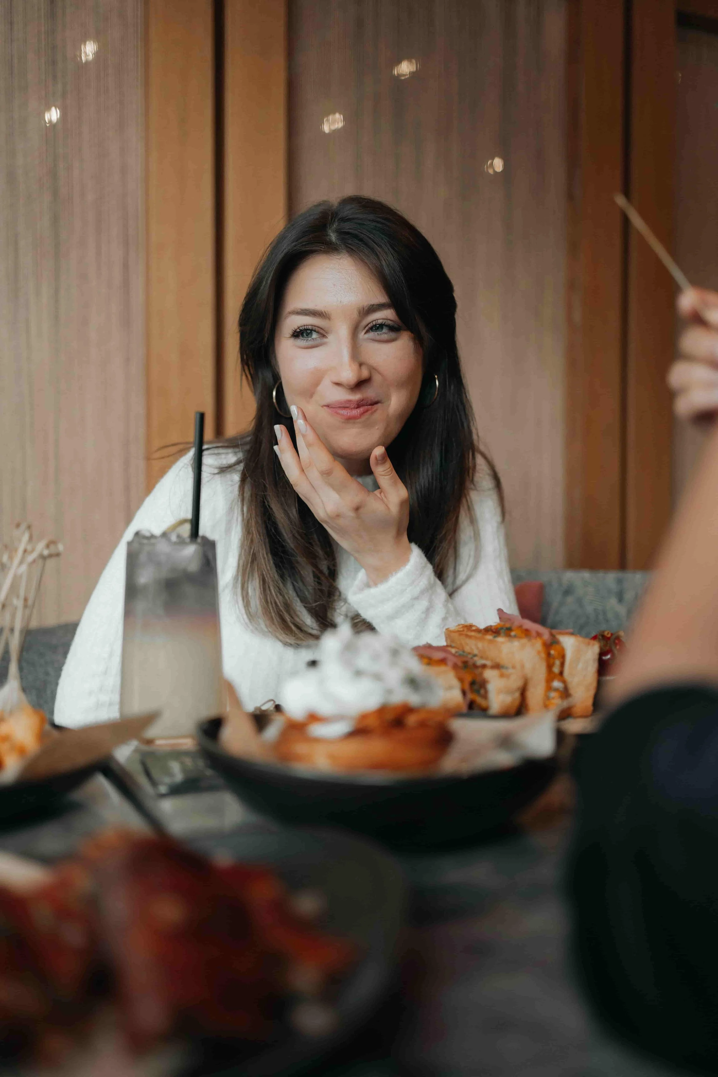 A young woman eating and spending time with friends. Something she struggled with until receiving therapy for distorted eating and body image concerns in South Tampa.