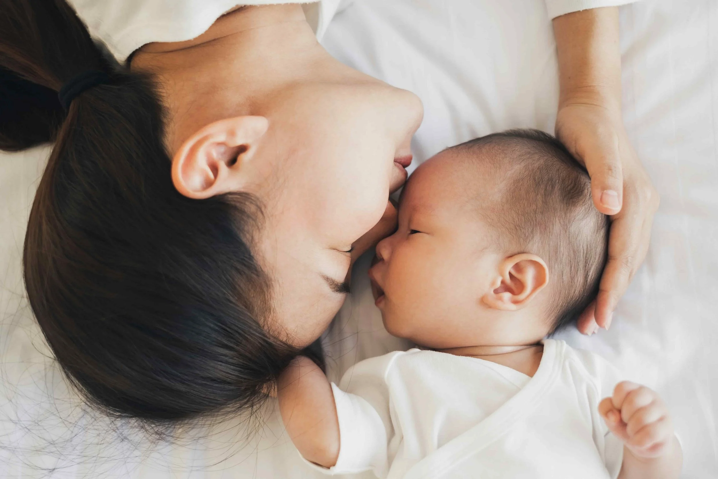 An image of a mother with her newborn. She is feeling calmer with he child after addressing postpartum intrusive thoughts with a Psychology House, Tampa clinician.
