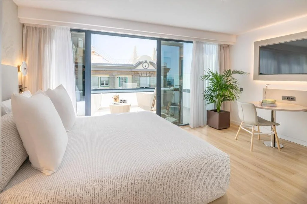 luxury room in hotel in santa cruz de tenerife.jpg