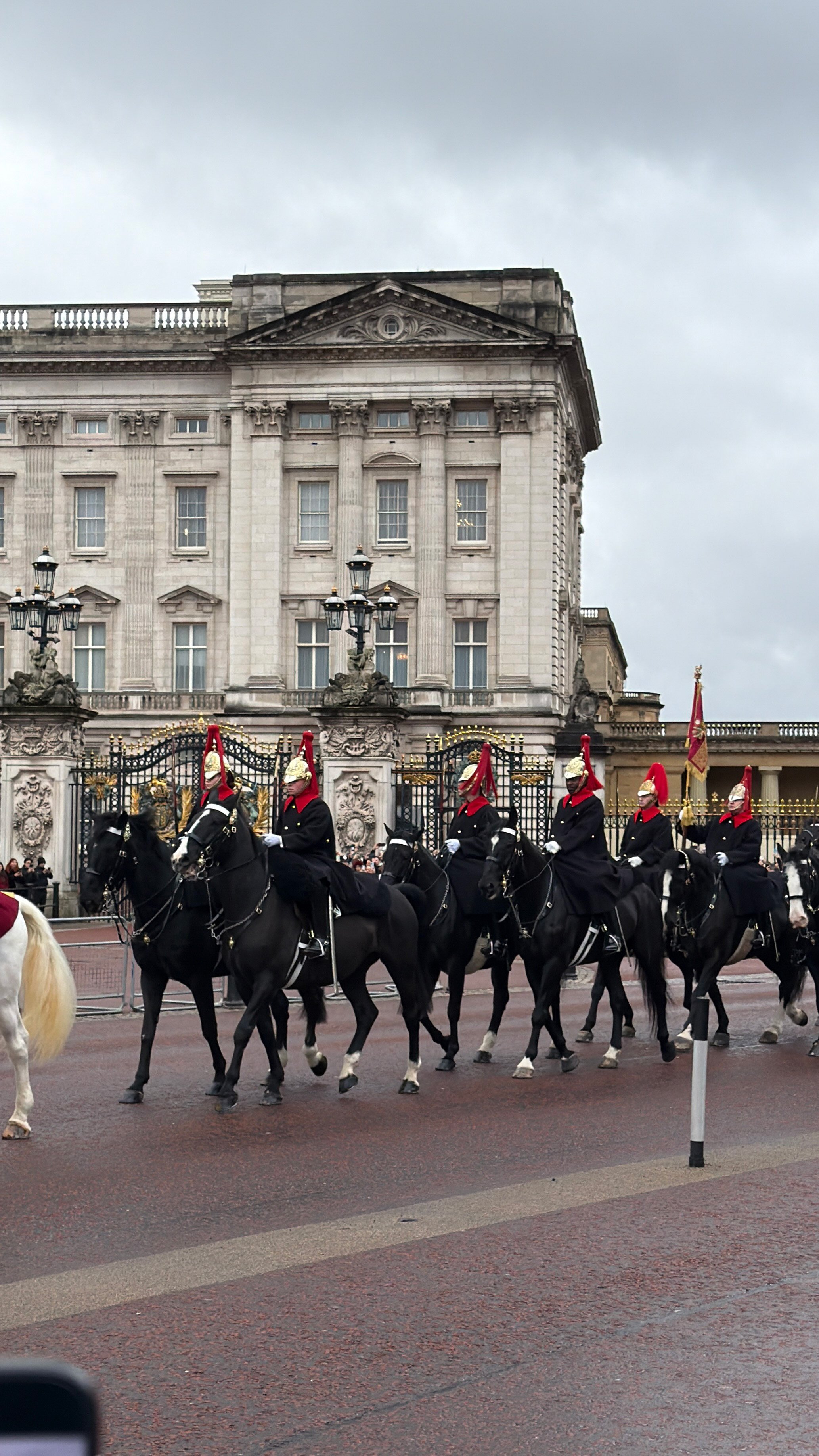 Buckingham palace horse guard change.jpg