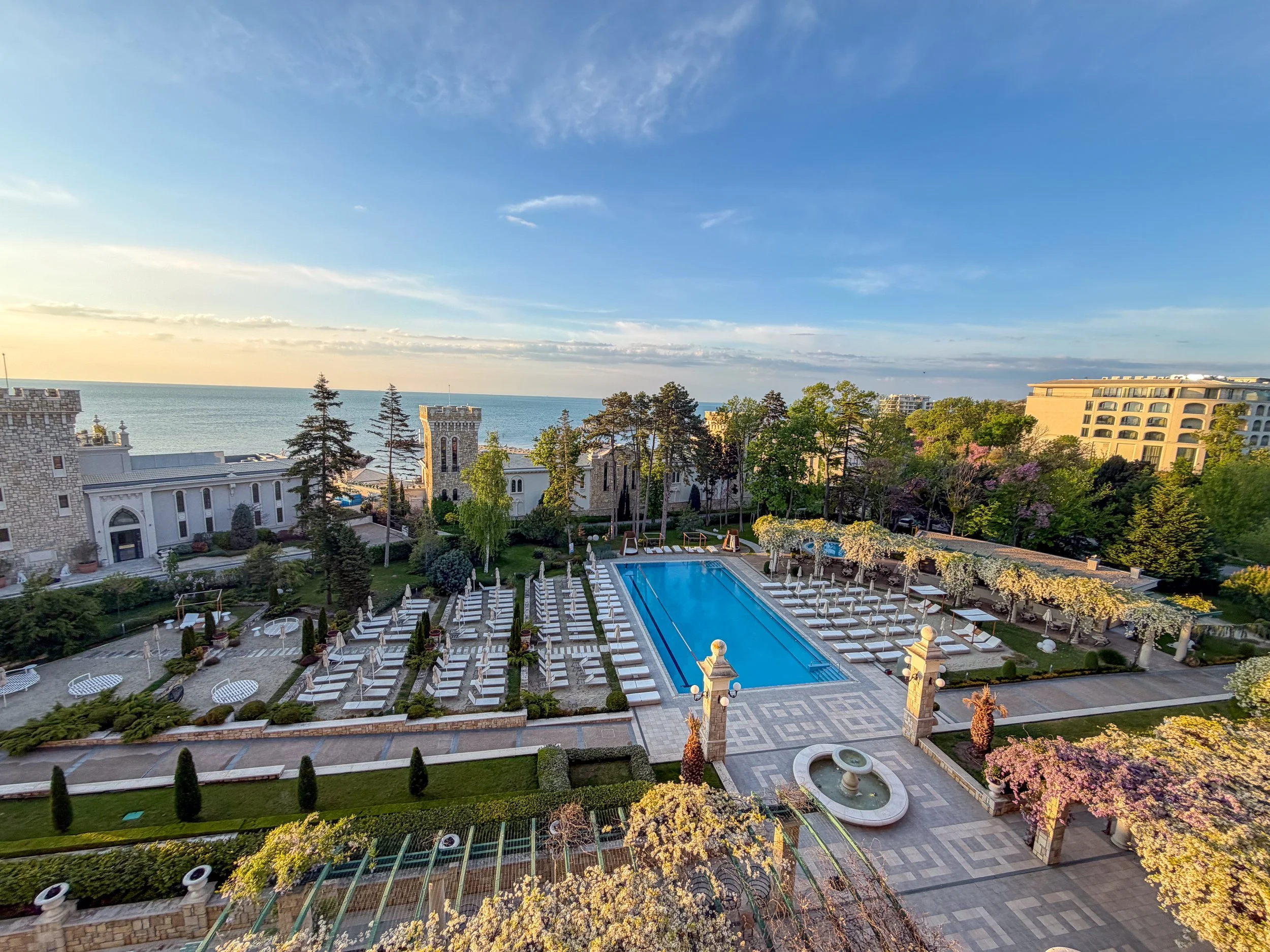 Astor Garden Hotel garden and pool