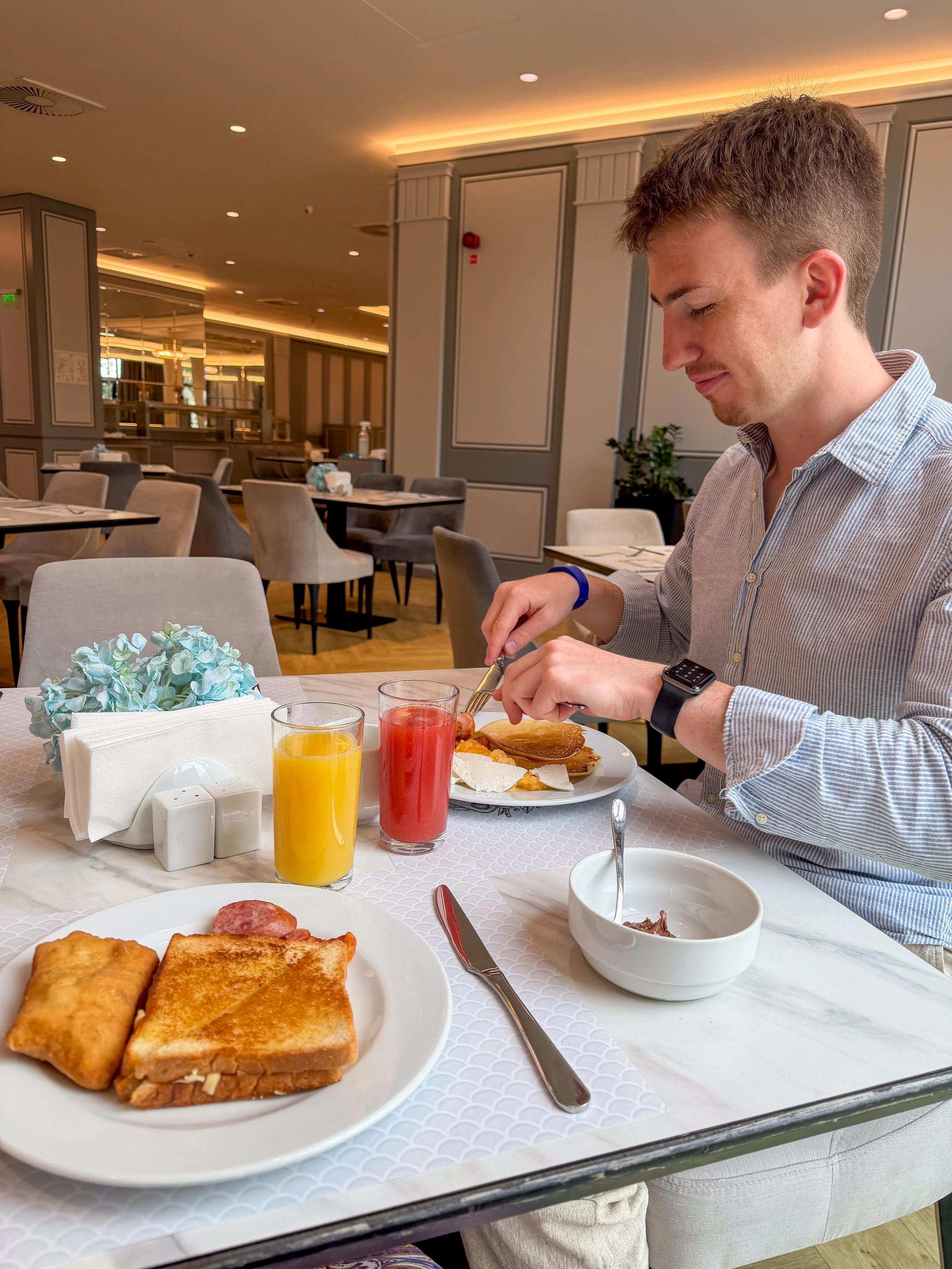 Astor Garden Gotel breakfast buffet