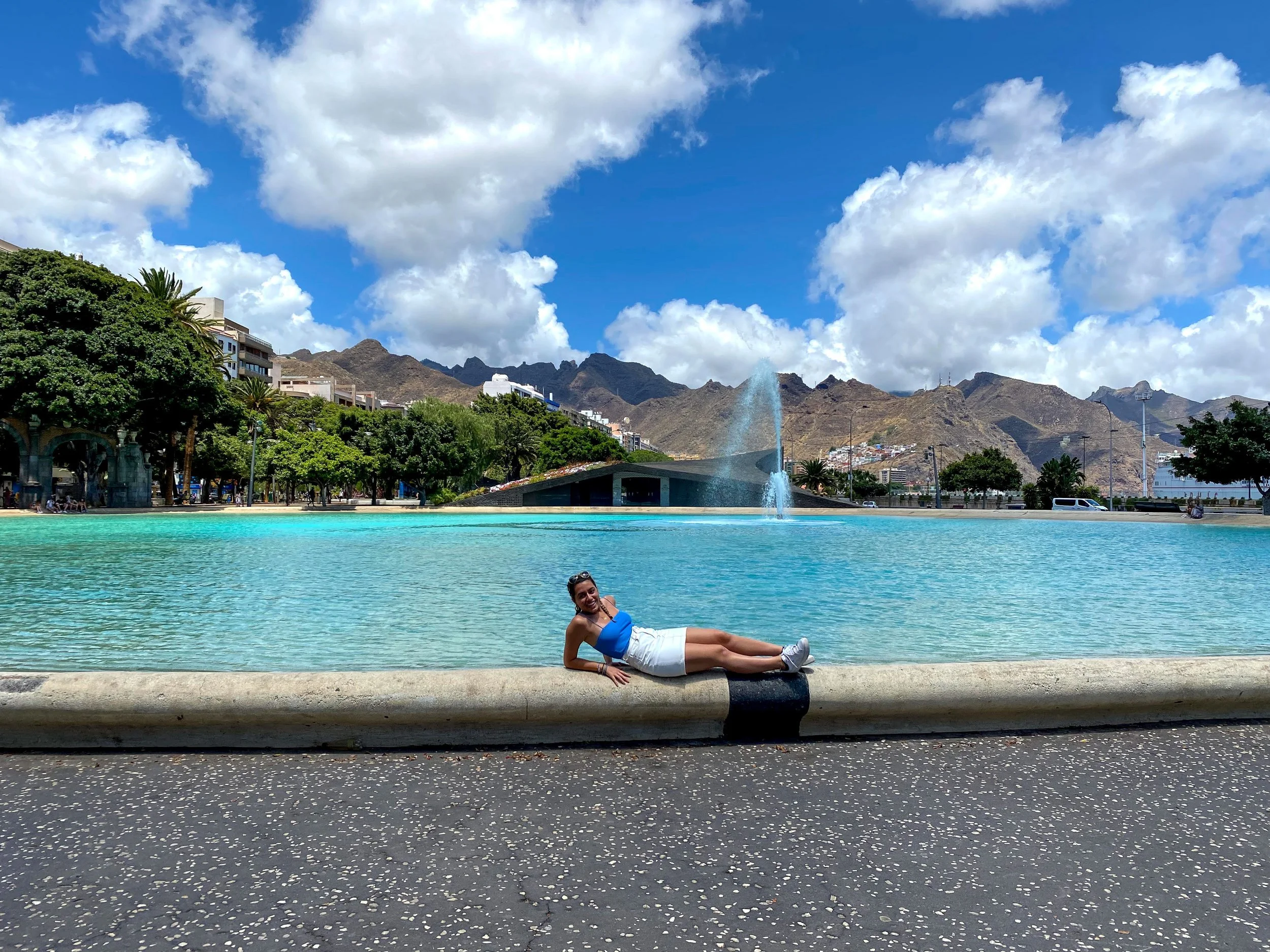 Carol in the fountain of Plaza de españa, Tenerife.jpg