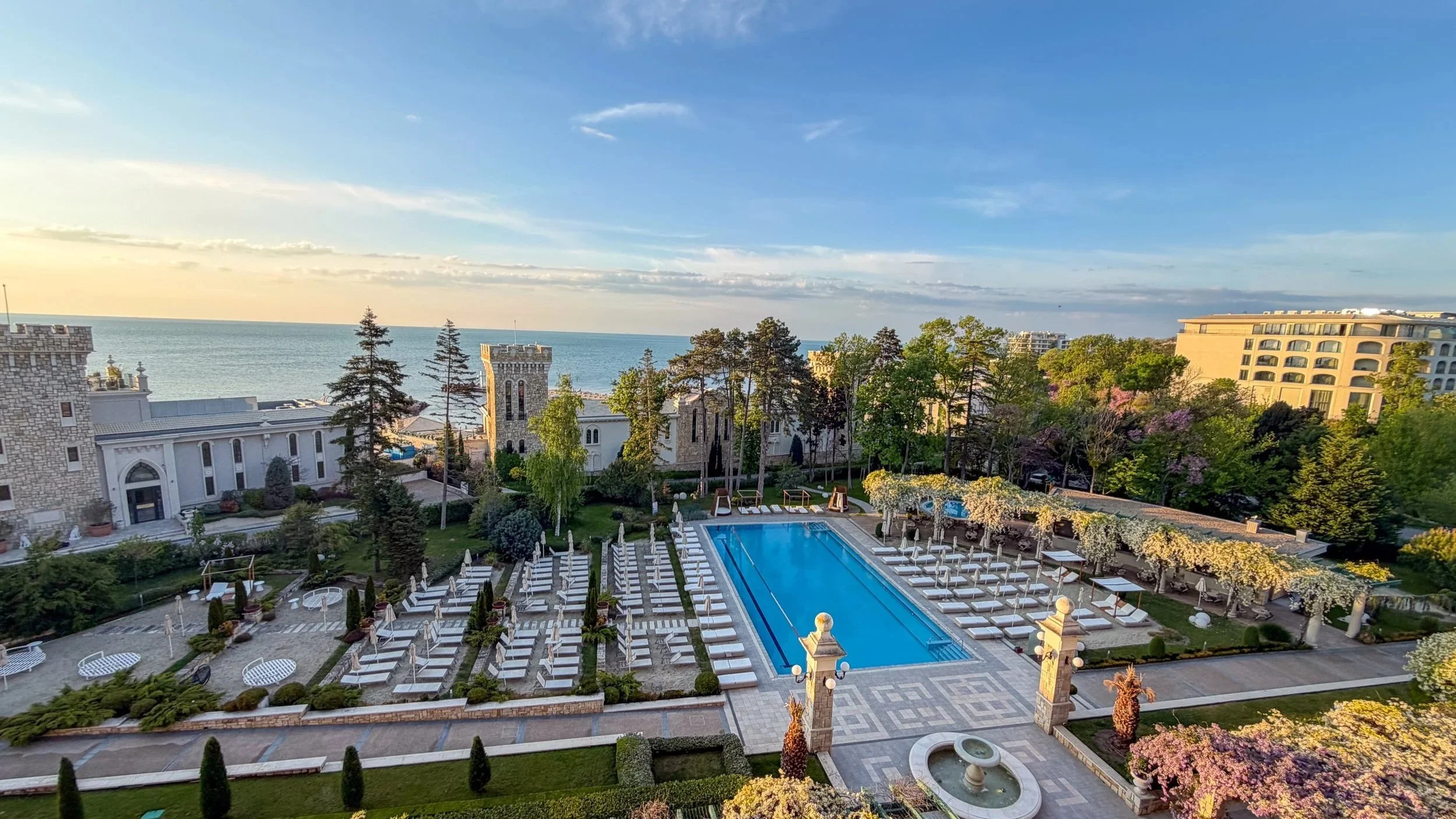 Astor Garden Hotel garden and pool