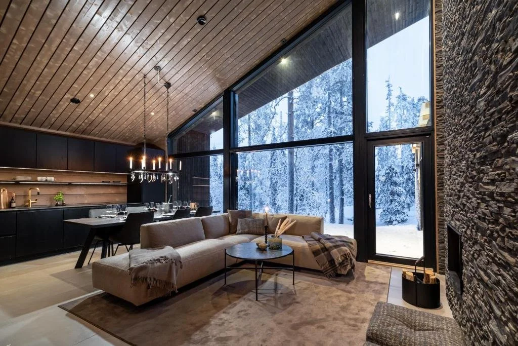 Luxurious living area with views to snow akaslompolo