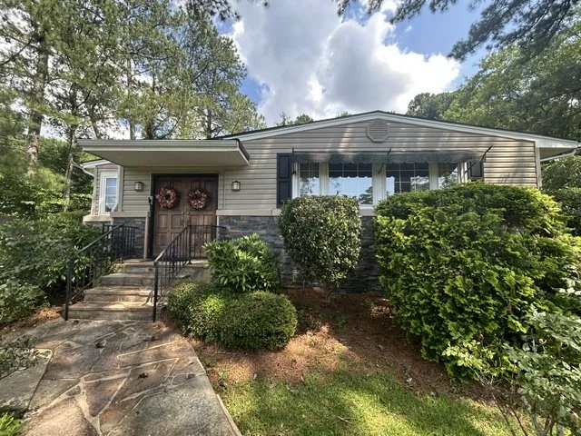 Looking for a 3-bedroom home for sale in Anniston, AL? Take a virtual walkthrough of 841 Coleman Drive!