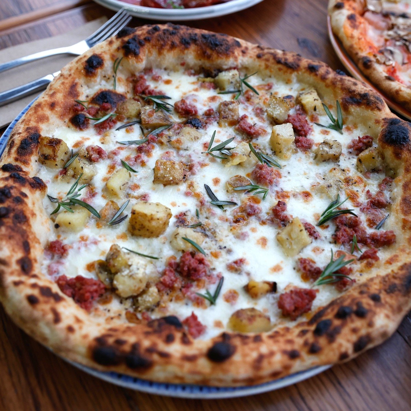 PATATE e SALSICCIA 🍕
Comfort on a crust mozzarella, roasted potatoes, Italian sausage, rosemary &amp; a hint of black pepper.
Simple, rustic, delicious. 🇮🇹✨

#LaPiazzettaWaterloo #PatateESalsiccia #PizzaLove #ItalianFlavours #WoodfiredPizza #Sydne