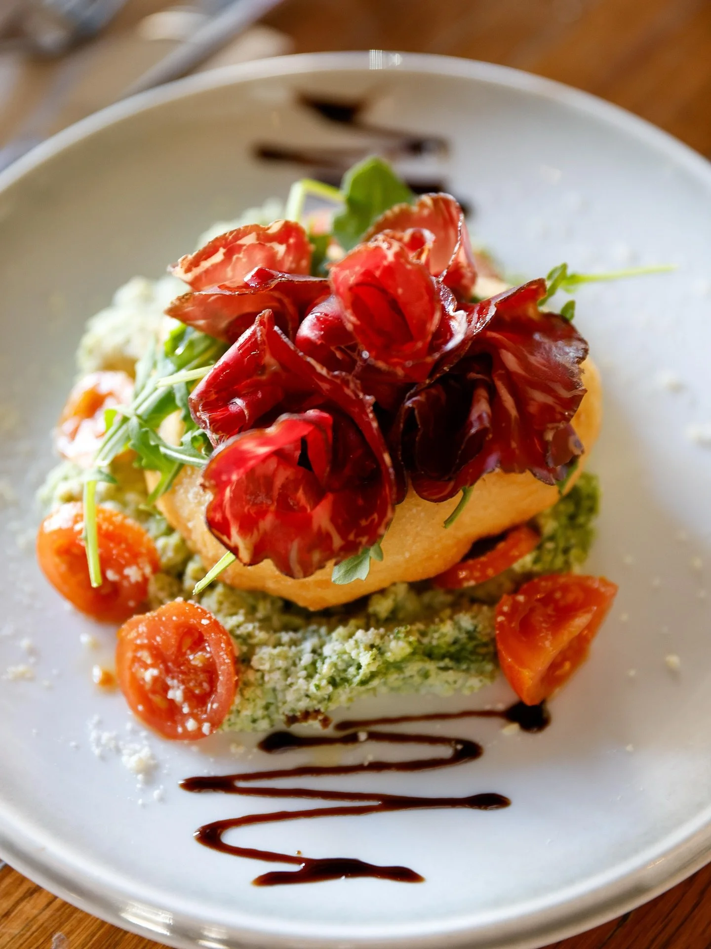 ✨ BRESAOLA BLOOM ✨
Golden fritta layered with four cheese, creamy ricotta pesto, fresh rocket &amp; cherry tomatoes 🌿🍅 Finished with delicate slices of bresaola &amp; a drizzle of balsamic perfection 🥂

A bite of Italy, straight to your plate 🇮🇹
