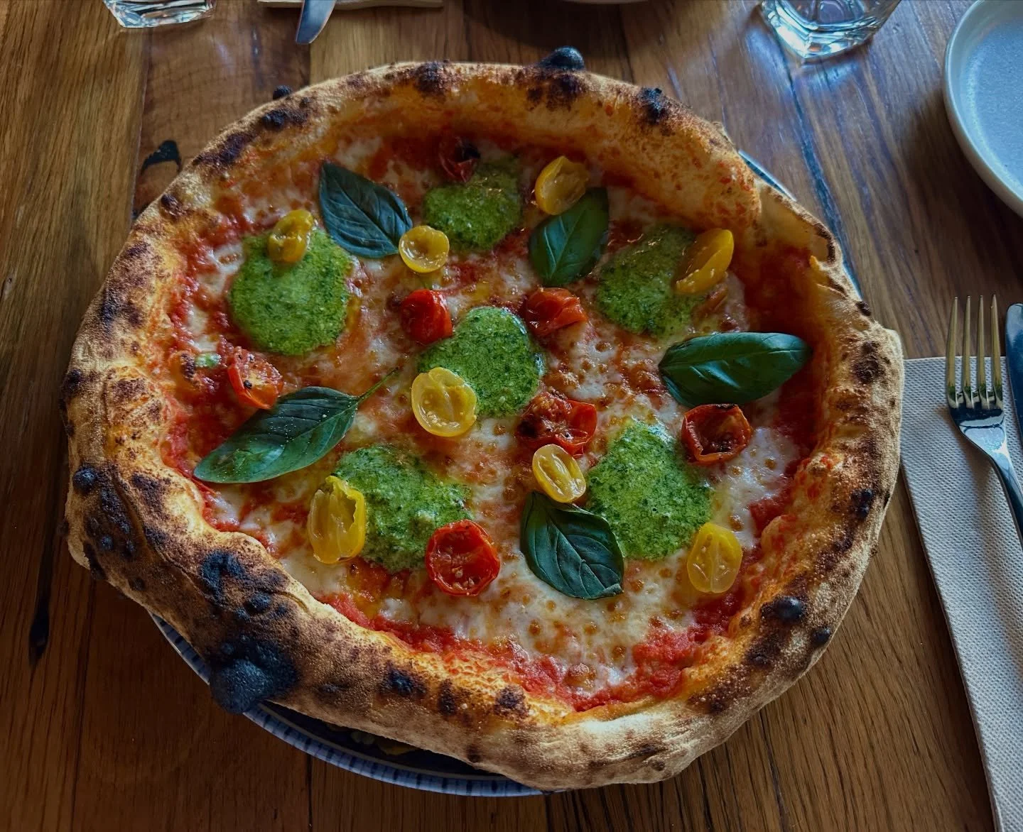 Pesto Pizza - A slice of sunshine 🌞🍕
Red and yellow tomatoes, creamy mozzarella, and vibrant basil pesto.
Fresh. Bright. Delicious.