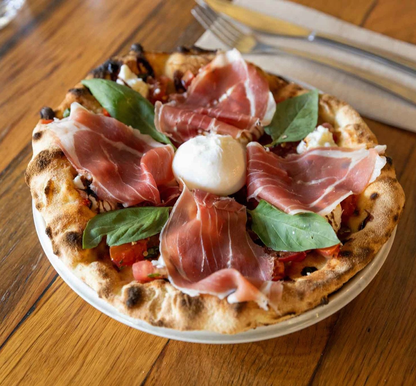 Our Focaccia Caprese crispy pizza base topped with sweet cherry tomatoes, creamy buffalo mozzarella with burrata and prosciutto, finished with a drizzle of balsamic vinegar. Simple, bold, and full of flavour 🇮🇹✨

Perfect for sharing&hellip; or keep
