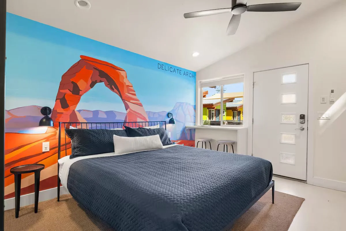 moab-airbnb-mesa-arch-mural-utah-04.3.jpg.jpg