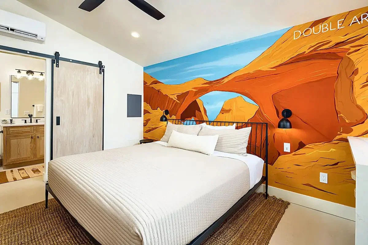 moab-airbnb-mesa-arch-mural-utah-09.jpg.jpg