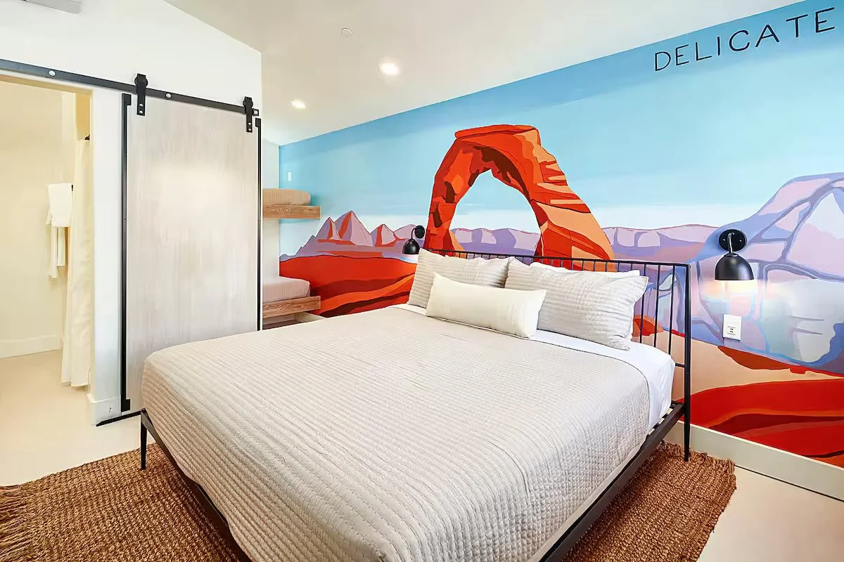 moab-airbnb-mesa-arch-mural-utah-04.1.jpg.jpg