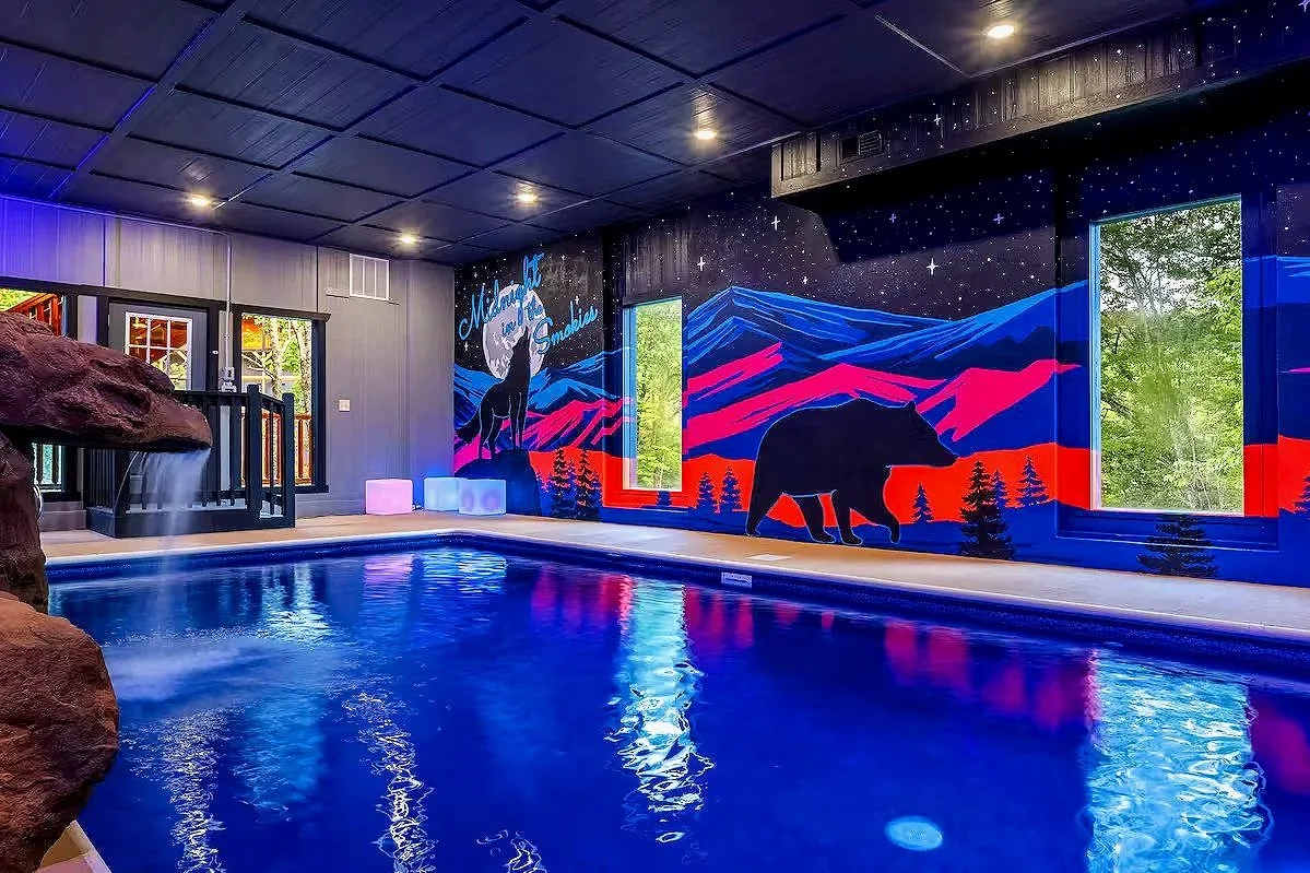 Midnight Smokies Neon Pool – Airbnb in TN