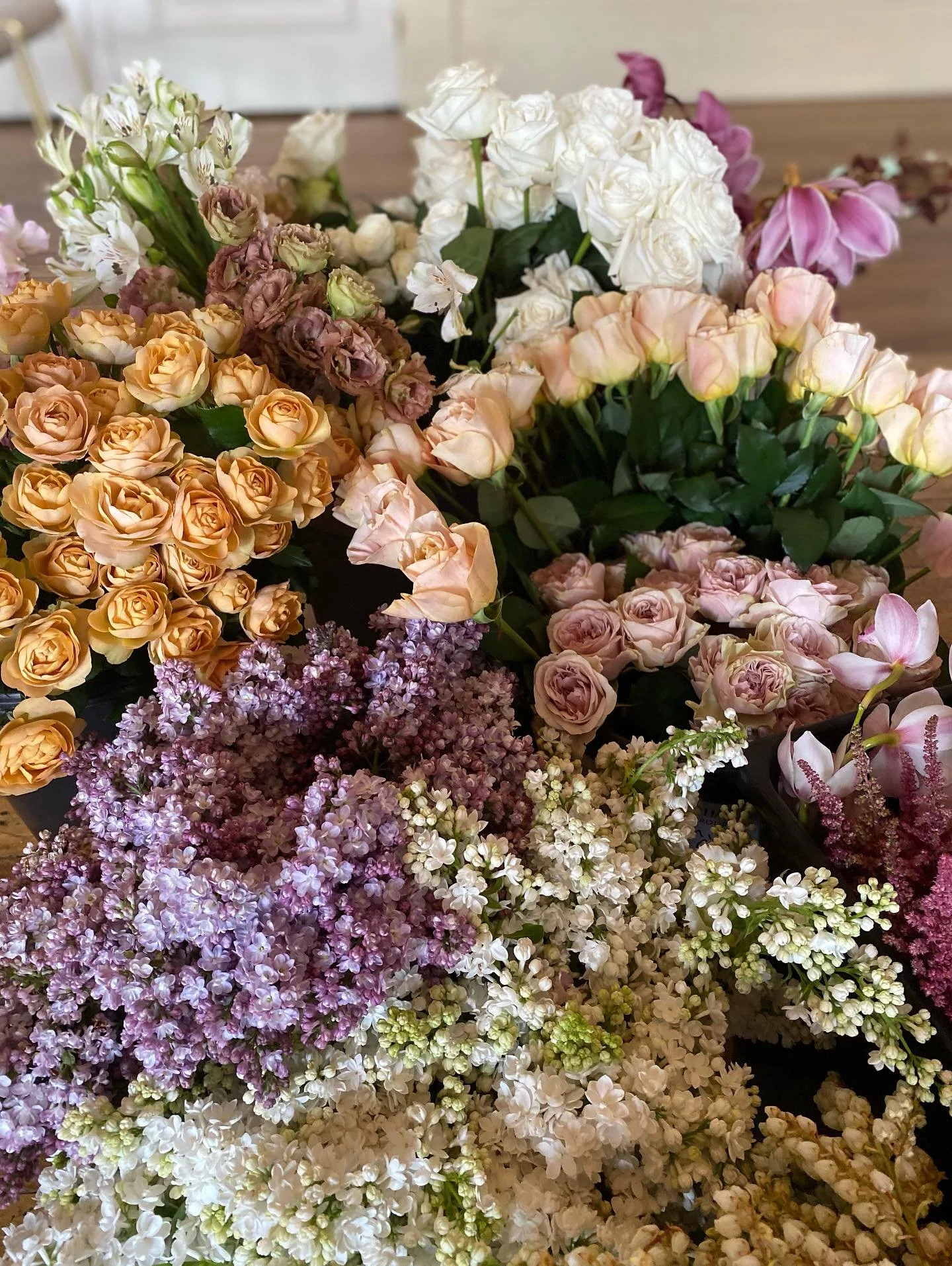 I know your not meant to have favourites BUT&hellip;.. this is a special one! 

Dream couple. 
Open creative brief.
Spring flowers. 
Lilac. Dogwood. Sweet pea
Opulent mantelpiece moment.
Dream team @peg_and_ivy @fendor_co.
Beautiful venue @sophia.pra